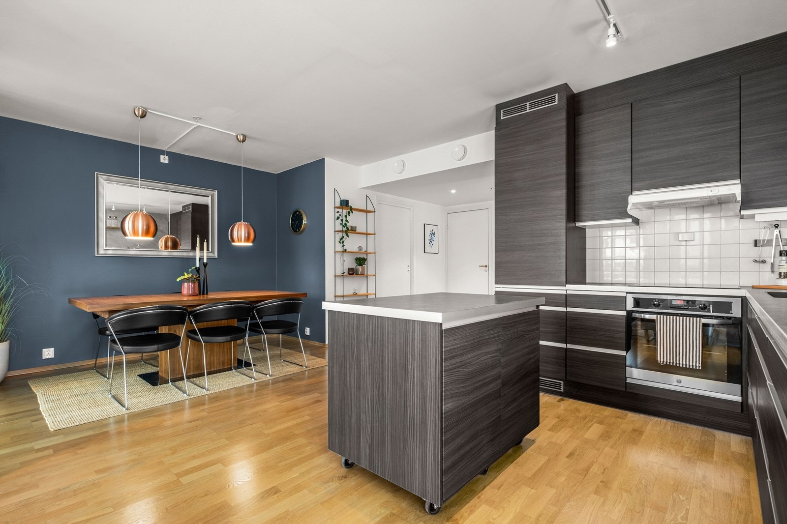 Legg merke til den åpne kjøkkenløsningen som er naturlig adskilt fra stuen med en flott øy. Galleribilde