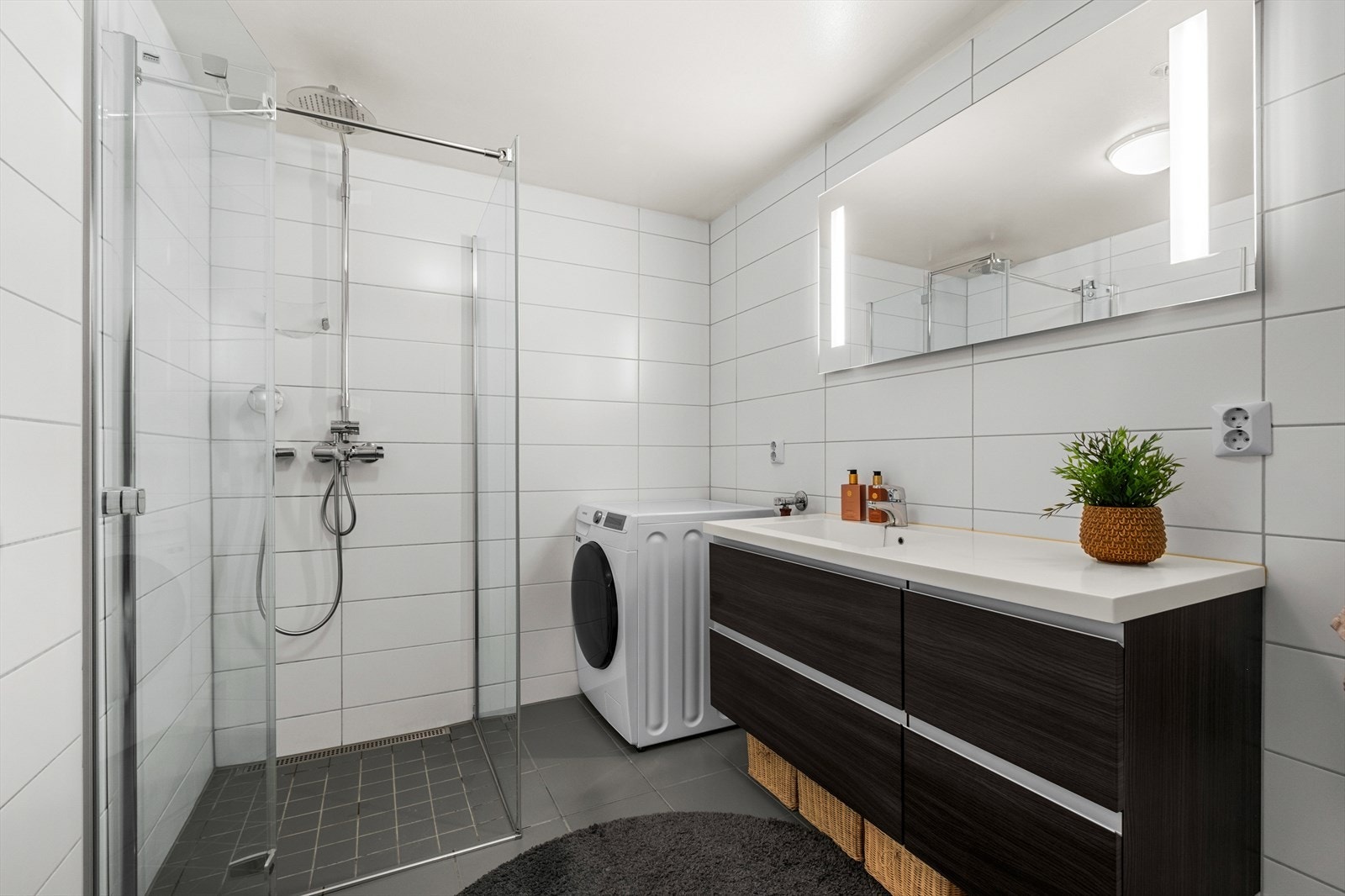 Baderommet har stilrent baderomsinnredning. Lyse fargevalg en god romfølelse. Galleribilde