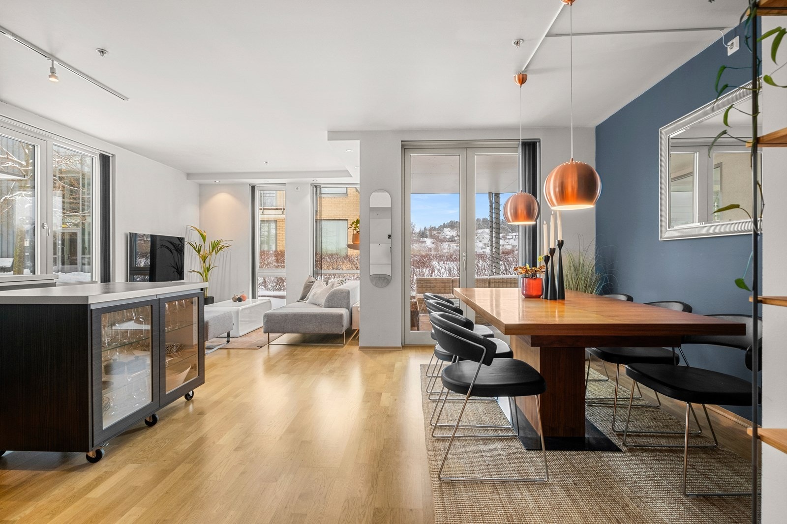 Stor og åpen stue/kjøkkenløsning med ypperlige møbleringsmuligheter. Galleribilde