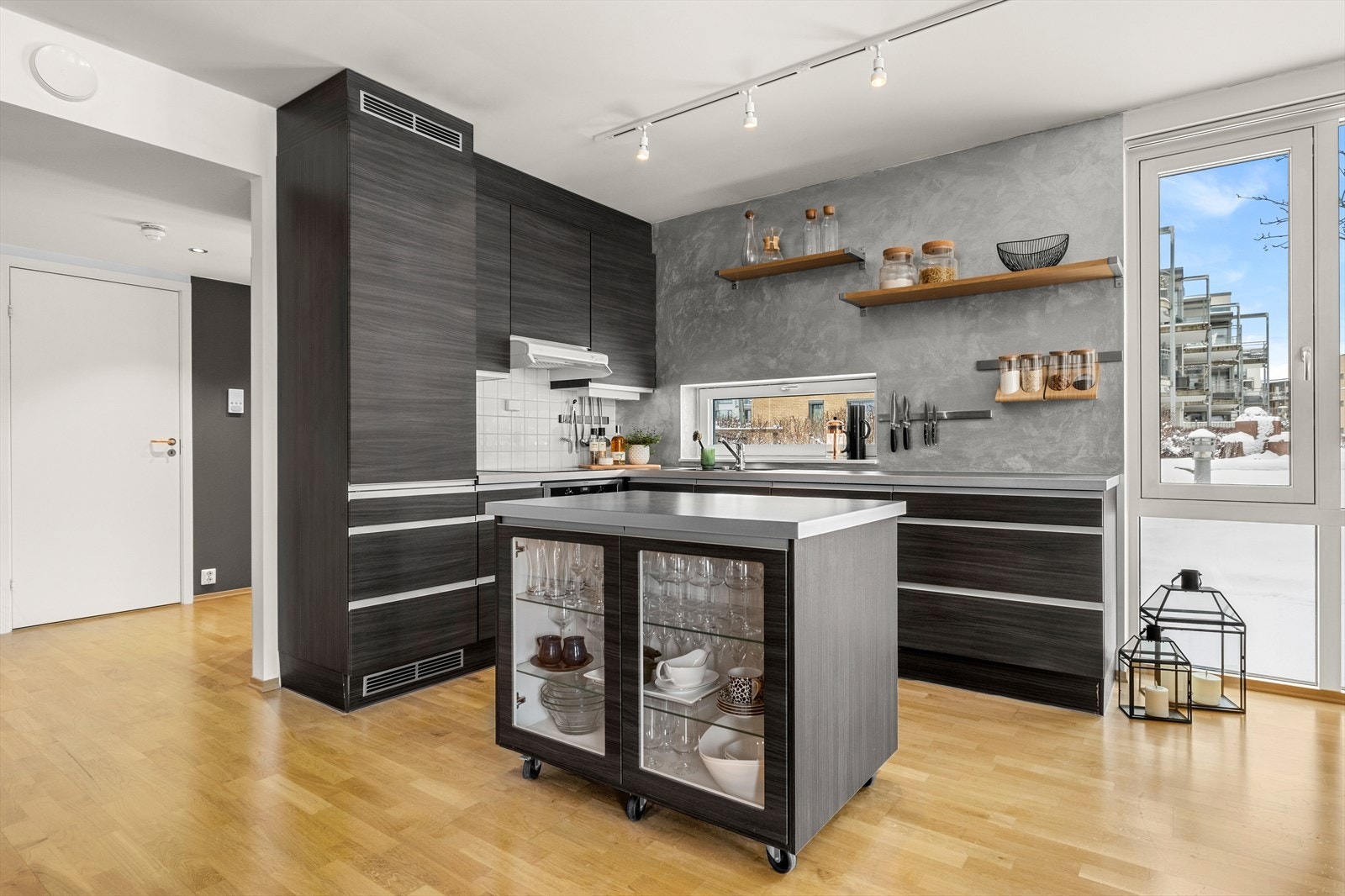 Svært innbydende og praktisk kjøkkenløsning med flyttbar øy. Galleribilde