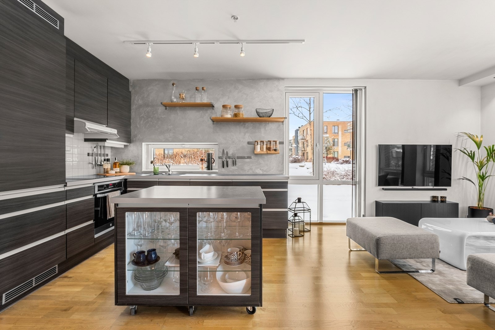 Sosial kjøkkenløsning åpent mot stuen. Galleribilde