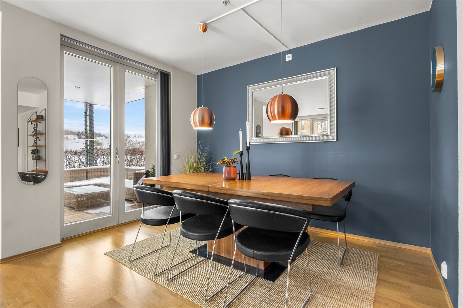 Lett adkomst fra spisestuen til terrassen. Galleribilde