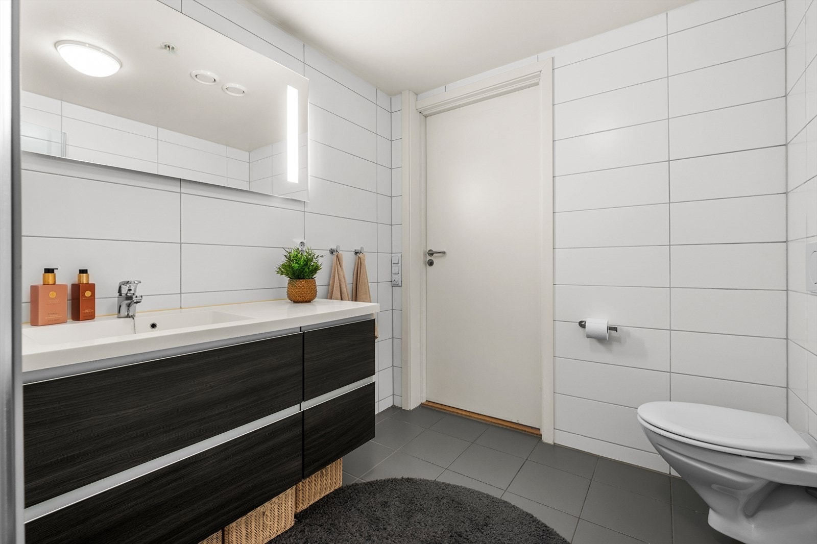 Romslig og meget delikat baderom på 5,8 kvm. Plass for vaskemaskin. Galleribilde