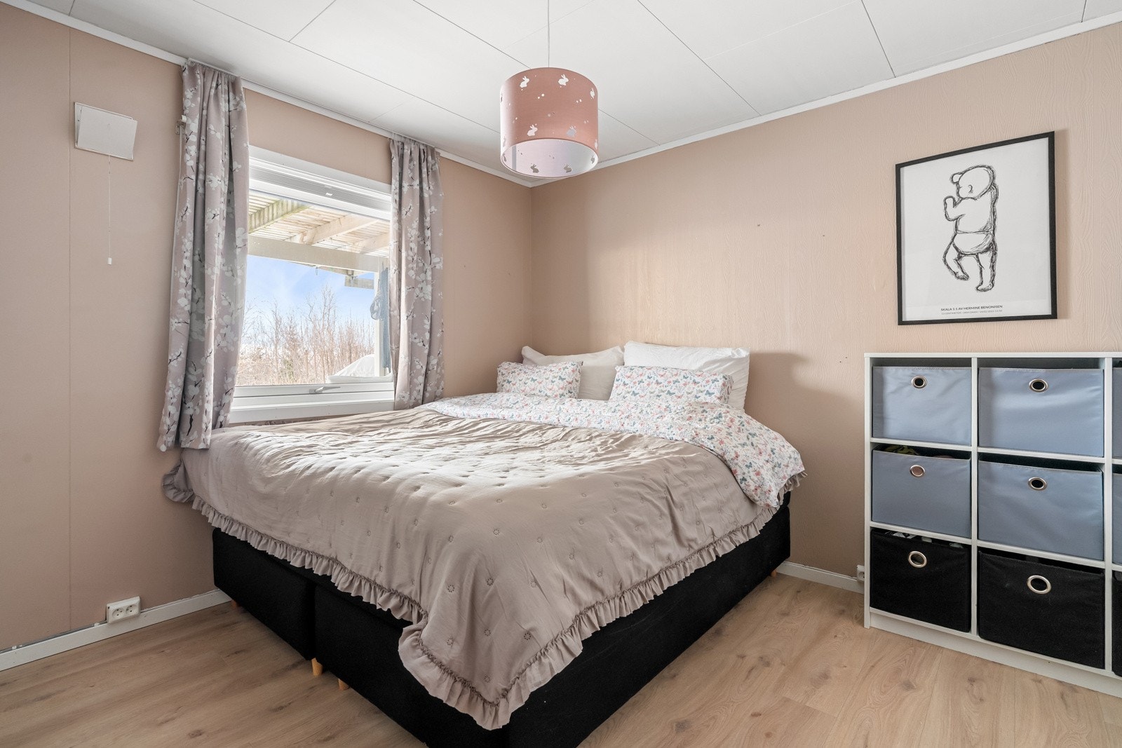 Det er to soverom i sokkelleiligheten. Hovedsoverom med plass til dobbelseng og nattbord