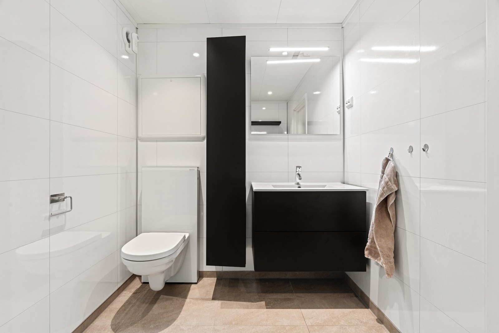 Bad i sokkeletasje (nytt 2021) med fliser på gulv, gulvvarme og innfelte downlights i himling