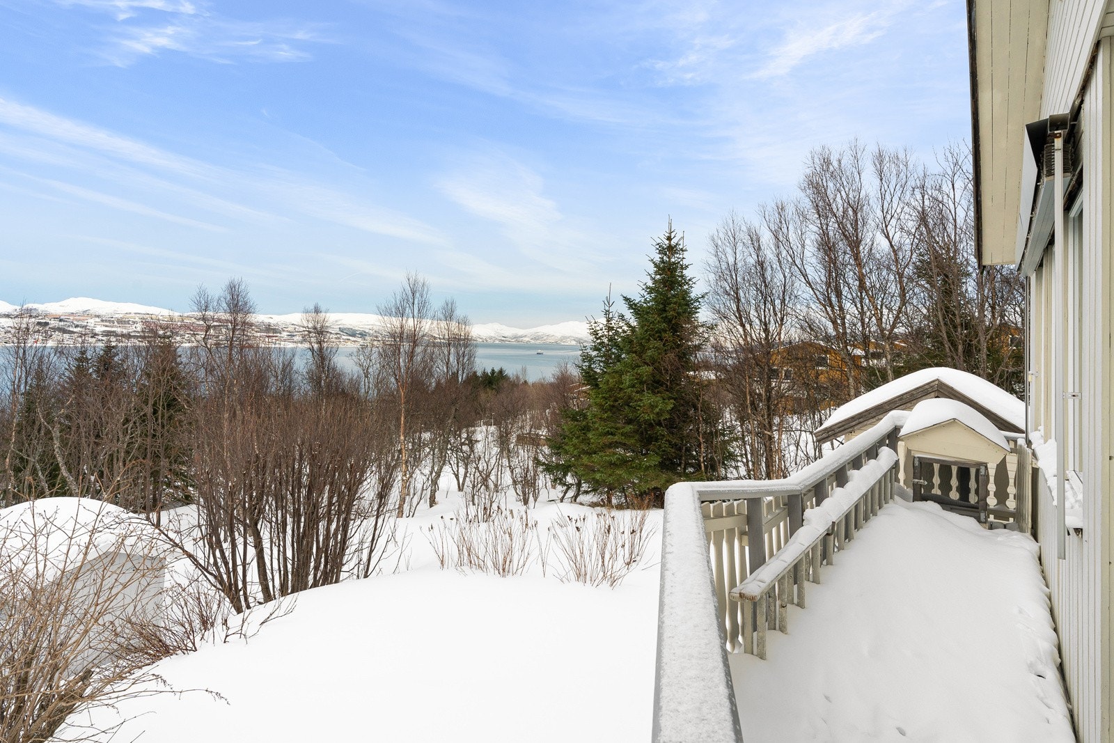 Pent opparbeidet tomt med plen, blomster og blomsterkasser. Eiendommen grenser mot friareal på nordsiden av eiendommen.