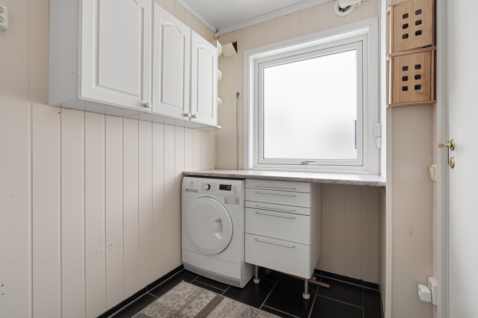 Separat vaskerom med plass til tørketrommel og opplegg for vaskemaskin