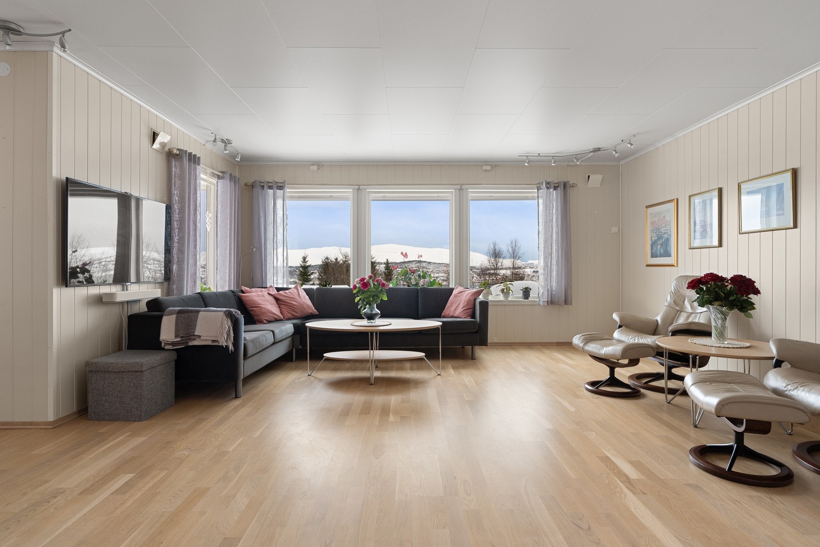 Stuen har god utforming, som gjør det enkelt å møblere i flere soner - perfekt for både avslapning og sosialt samvær