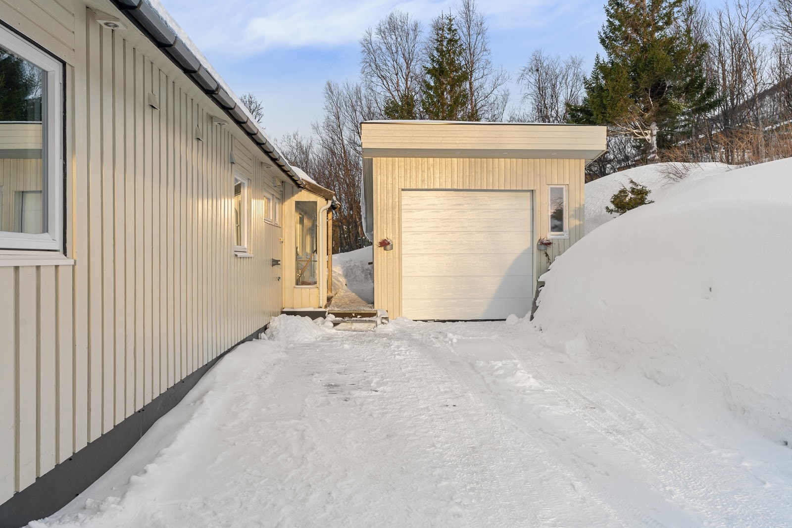 Frittstående garasje fra 2020 med garasjeport, innlagt strøm og vedskjå på baksiden