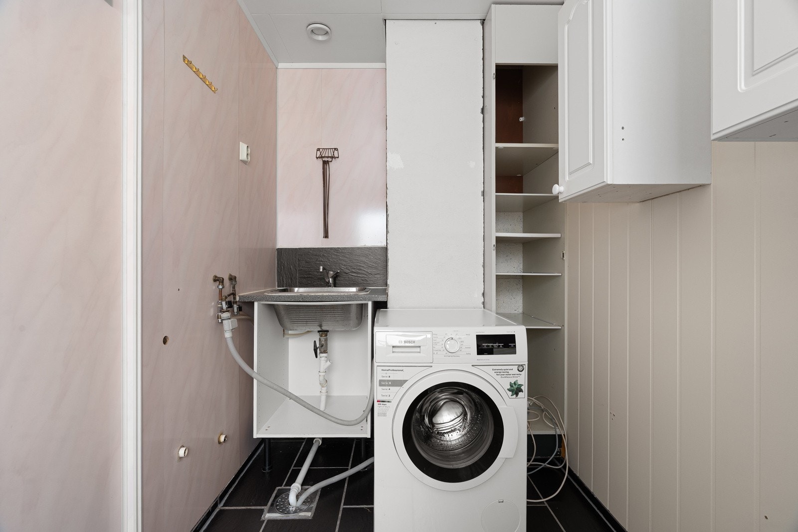 Vaskerommet har skyllekum og ellers god lagringsplass