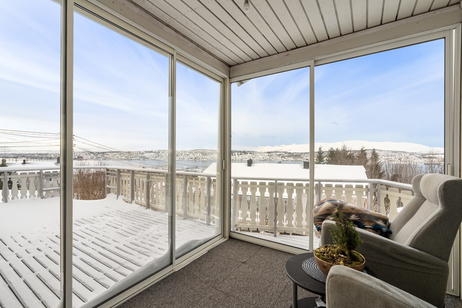 Fin planløsning over to plan med innvendig bruksareal på ca. 223 kvm. Flott hage og vestvendt balkong som er delvis innglasset