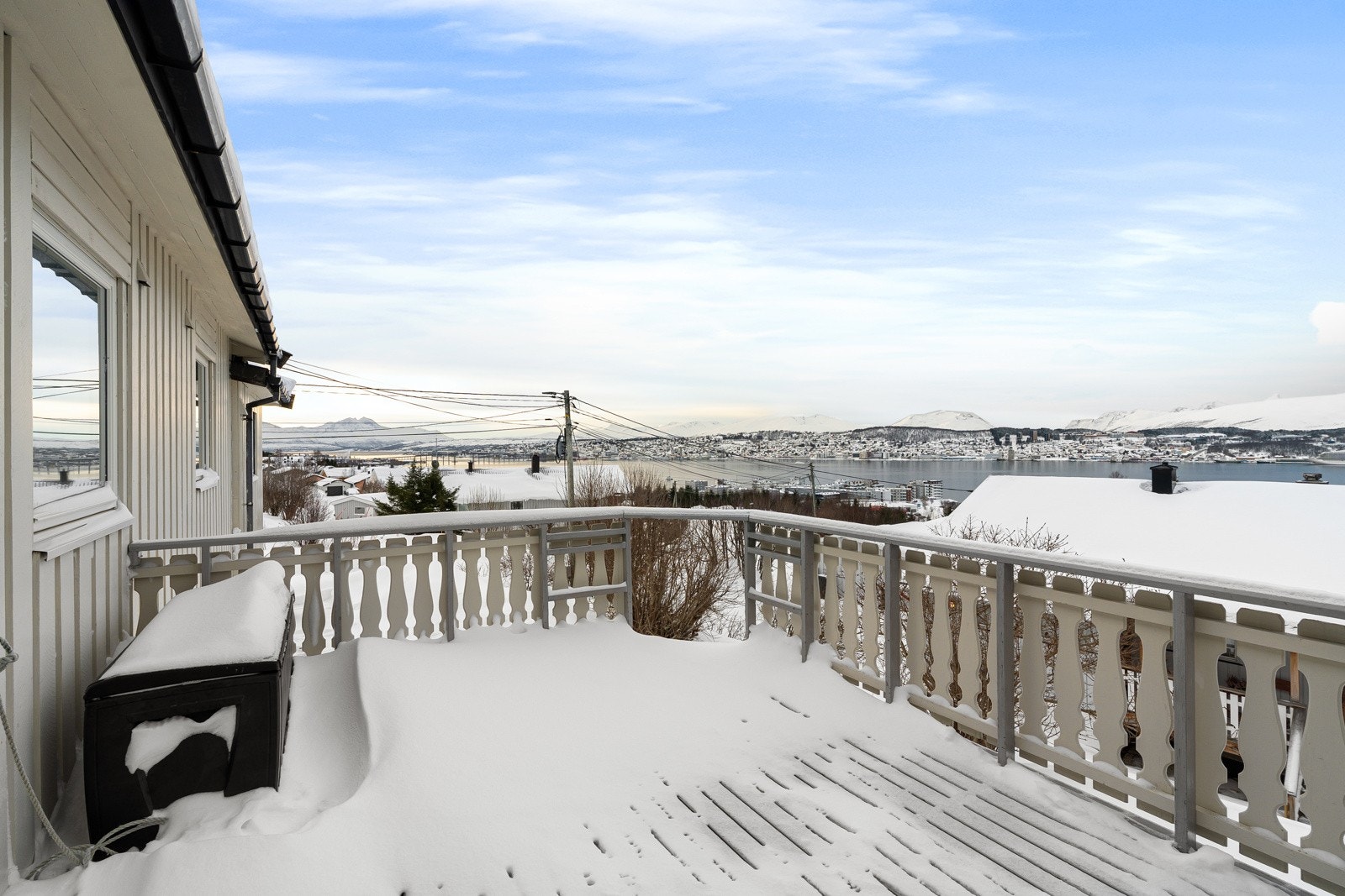 Stor vestvendt balkong med gode solforhold hele dagen og langt ut på kvelden