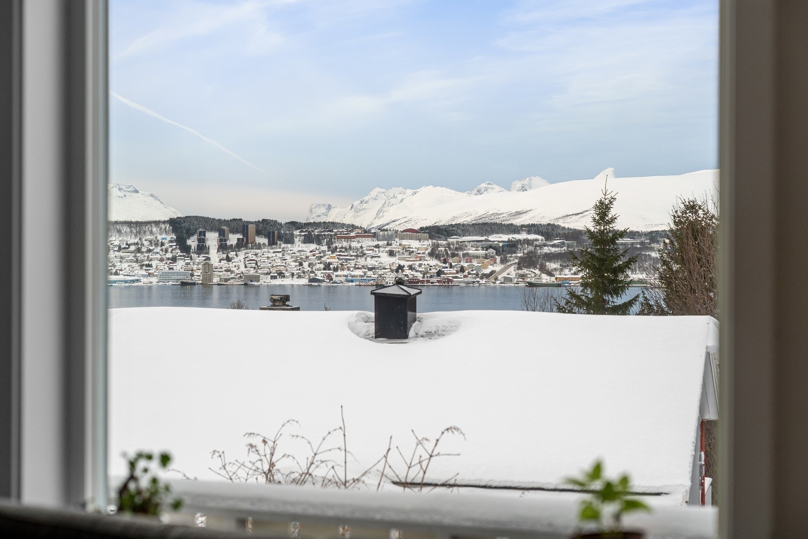 Vestvendt beliggenhet med flott utsikt mot Tromsøya, Tromsøbrua og sundet!