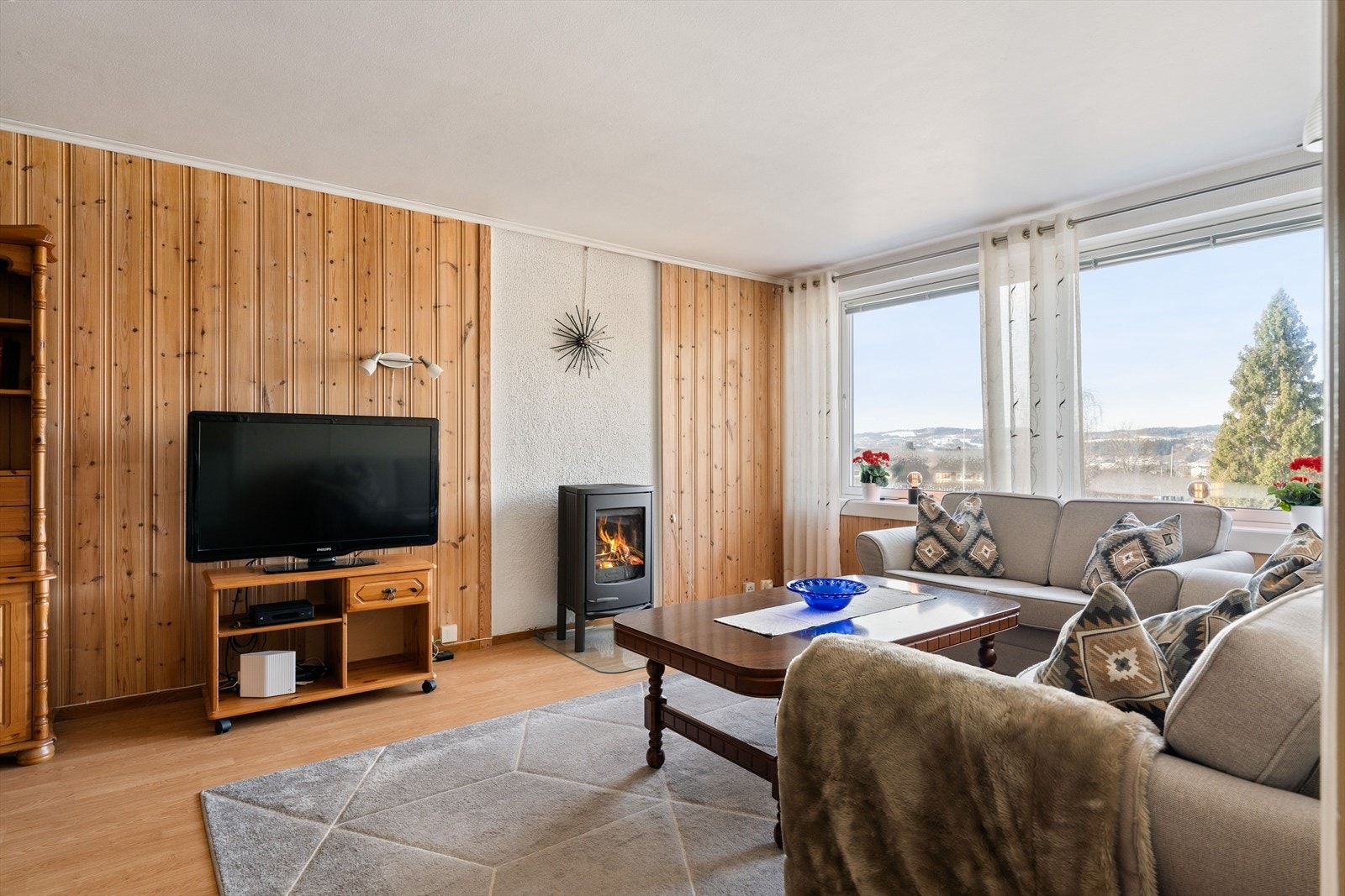 Store vindusflater i vestlig retning slipper inn godt med lys, viser flott utsikt og bidrar til en luftig atmosfære i rommet. Galleribilde