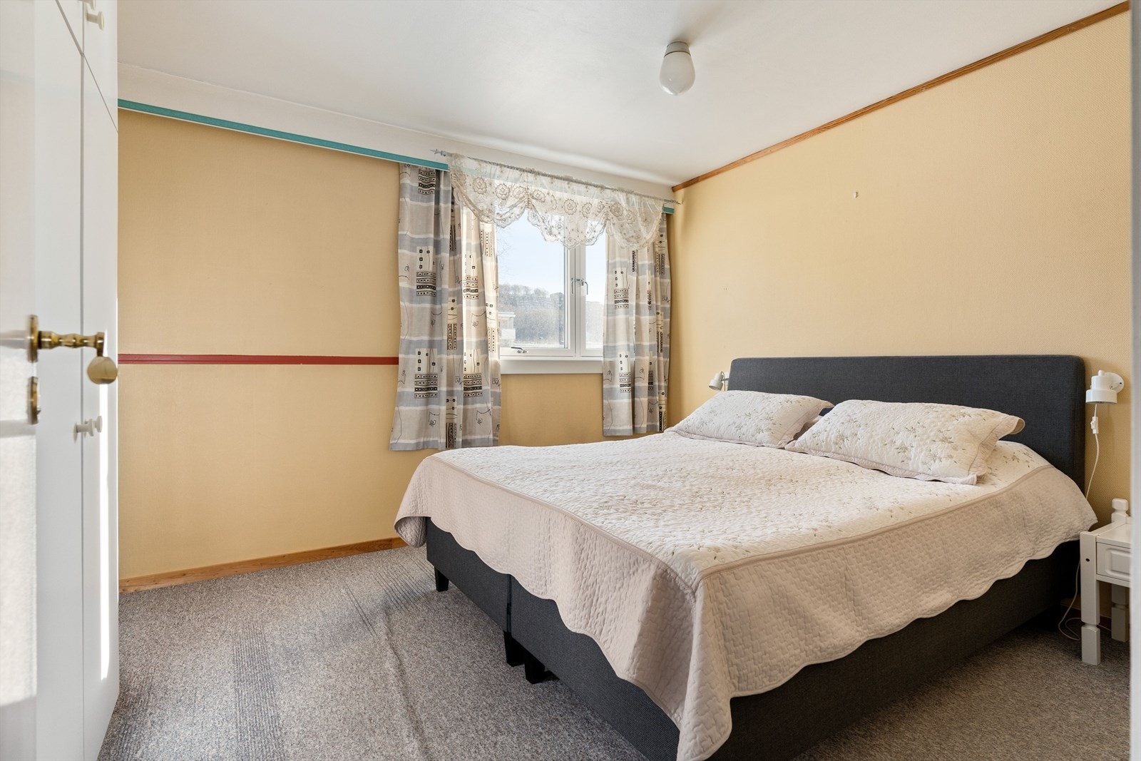 Alle soverom tilbyr praktisk plassering for dobbeltseng, nattbord og garderobeløsning. Galleribilde