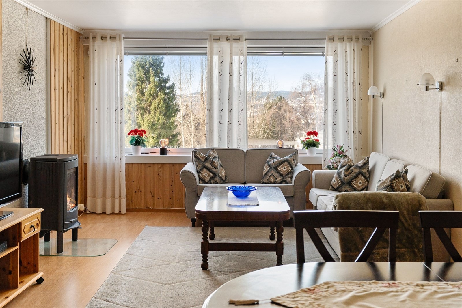 Oppbevaringsbehovet er godt ivaretatt i leiligheten, med en praktisk innvendig bod i tillegg til totalt 10 kvm bodareal fordelt på to separate boder i bygget. Galleribilde