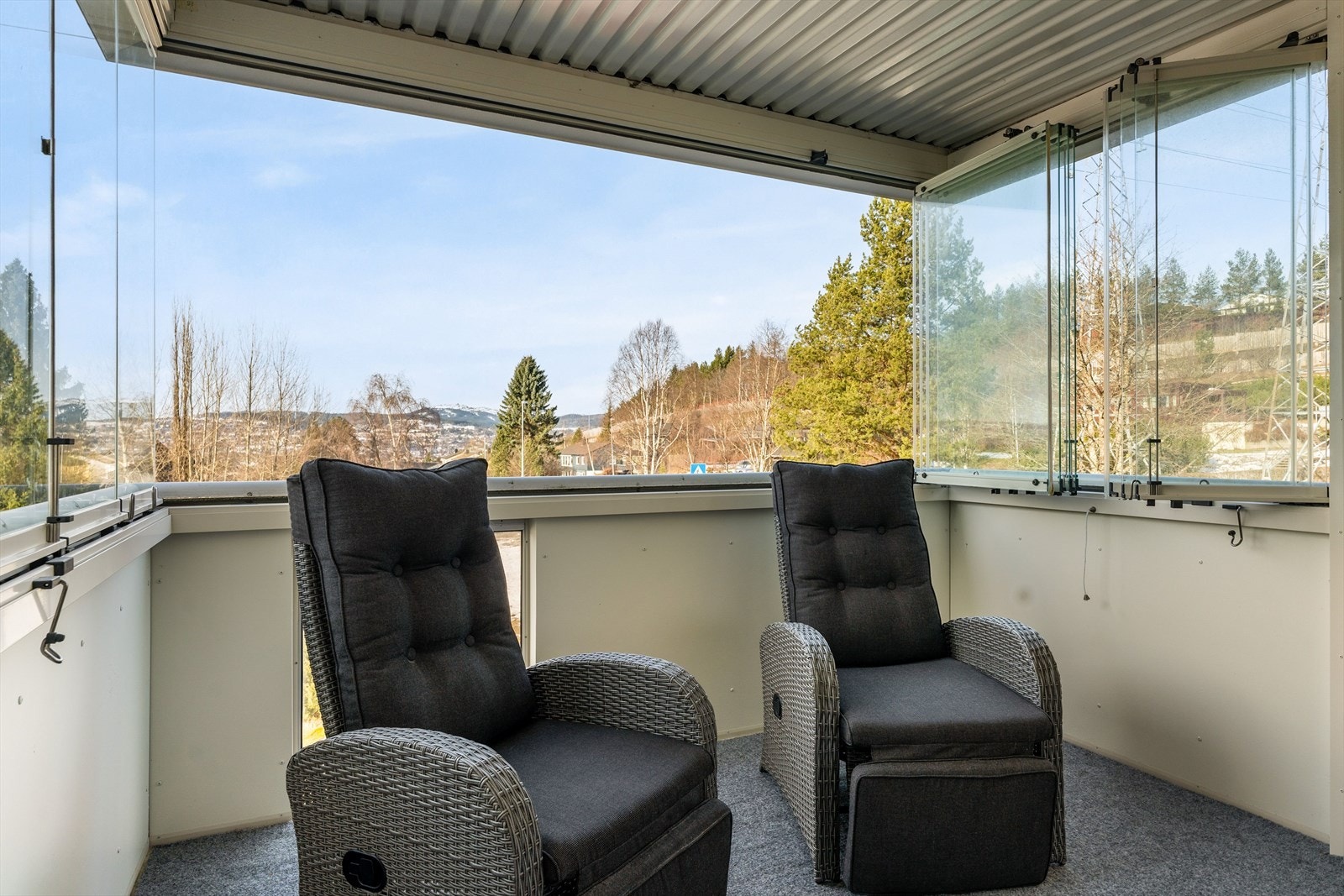 Den innglassede balkongen kan åpnes eller lukkes etter ønske, og fungerer som en naturlig forlengelse av kjøkkenarealet. Galleribilde