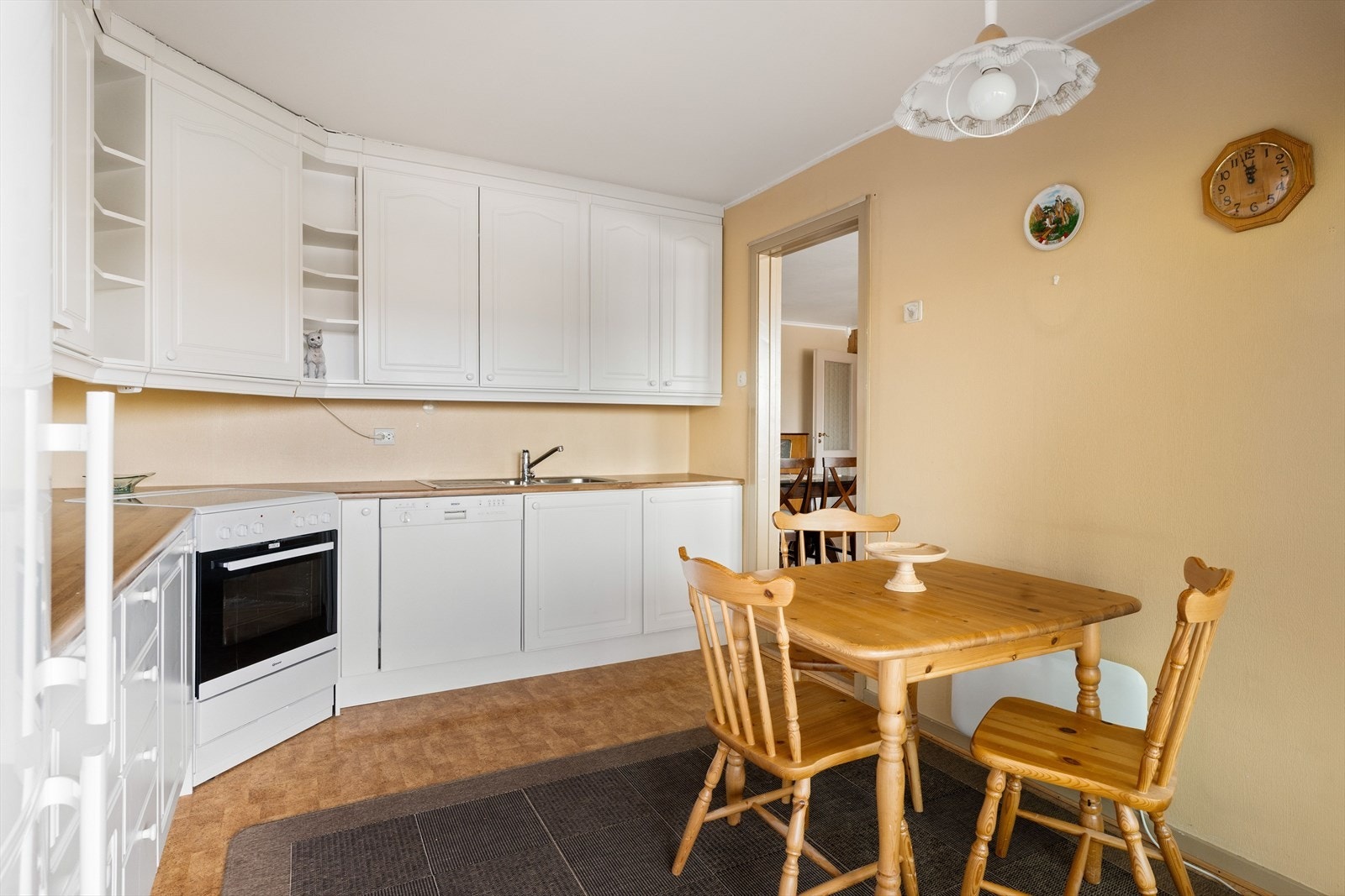 Leiligheten har et lyst og funksjonelt kjøkken på 9,5 kvm med separat beliggenhet fra stuen. Galleribilde