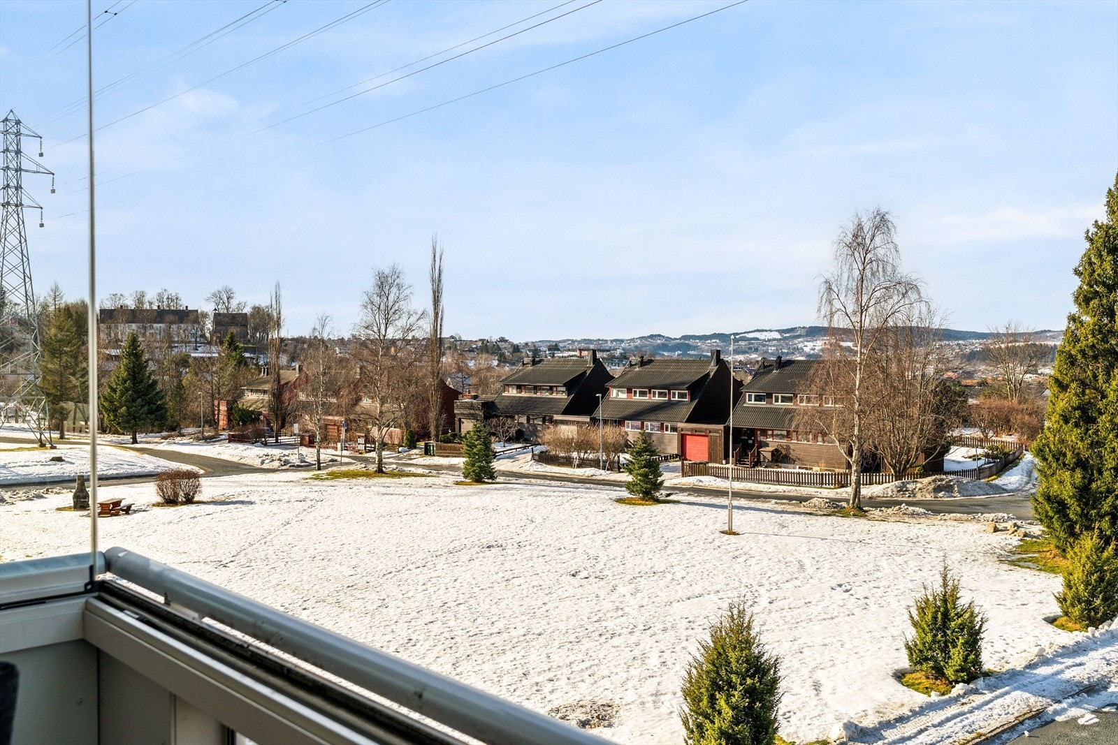 Leiligheten har en attraktiv beliggenhet forrest i feltet, uten blokker foran seg. Her nyter man godt av parkeringsplass rett i nærheten, lite ferdsel forbi blokken og pent opparbeidede fellesarealer. Galleribilde