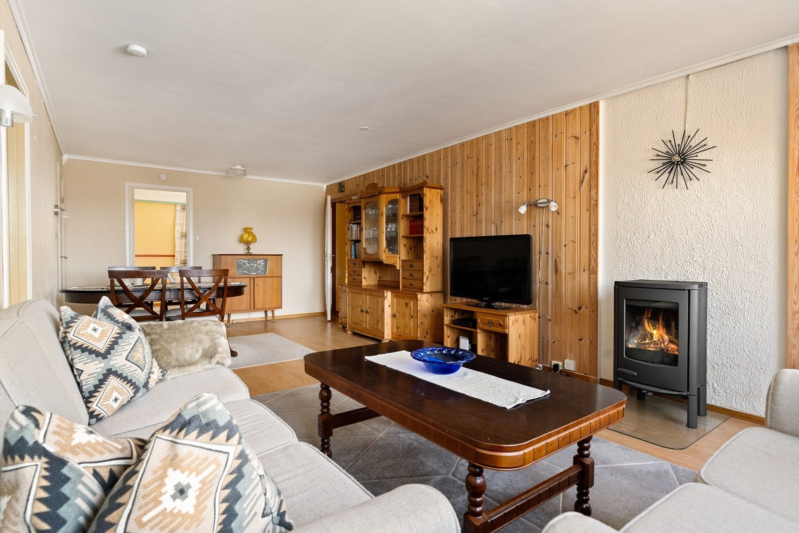 Stuen har installert vedovn, og utover dette har leiligheten elektrisk oppvarming med panelovner. Galleribilde