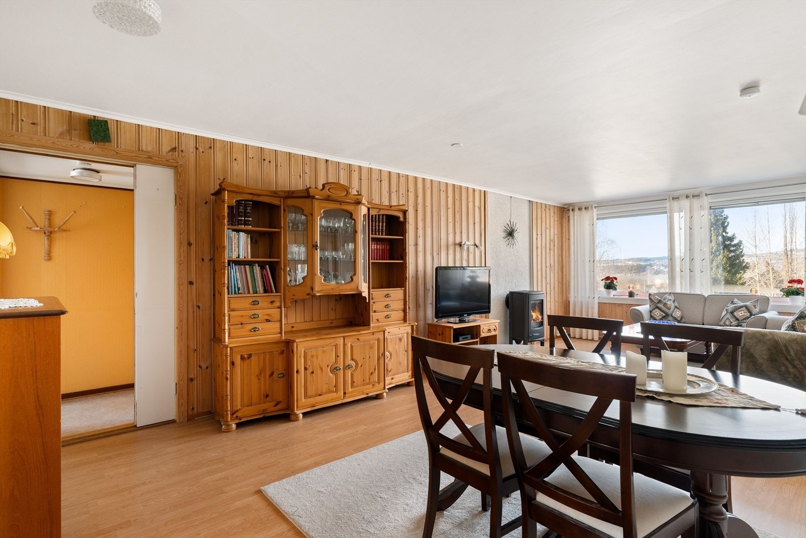 Stuen måler 29 kvm med god plass til flere sittegrupper. Galleribilde