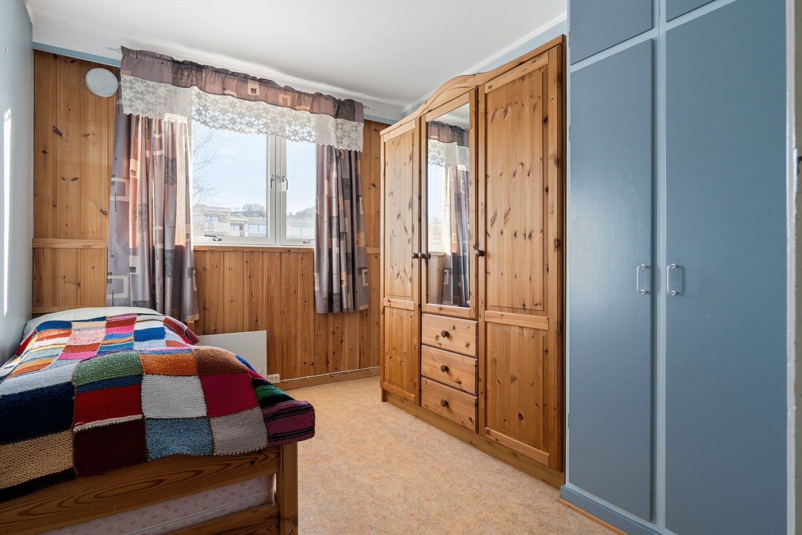 Leiligheten kan by på tre soverom på henholdsvis 8 kvm, 9 kvm og 12 kvm. Galleribilde