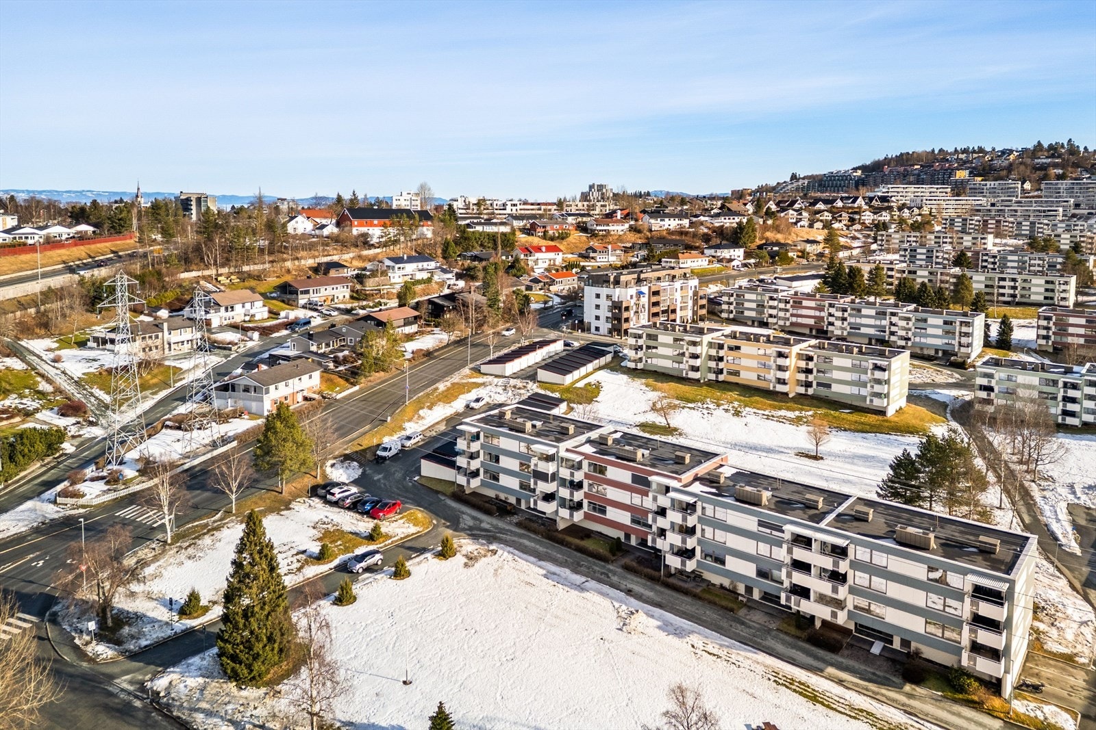 Borettslaget består av 408 andeler fordelt på 68 oppganger og 17 blokker. Galleribilde