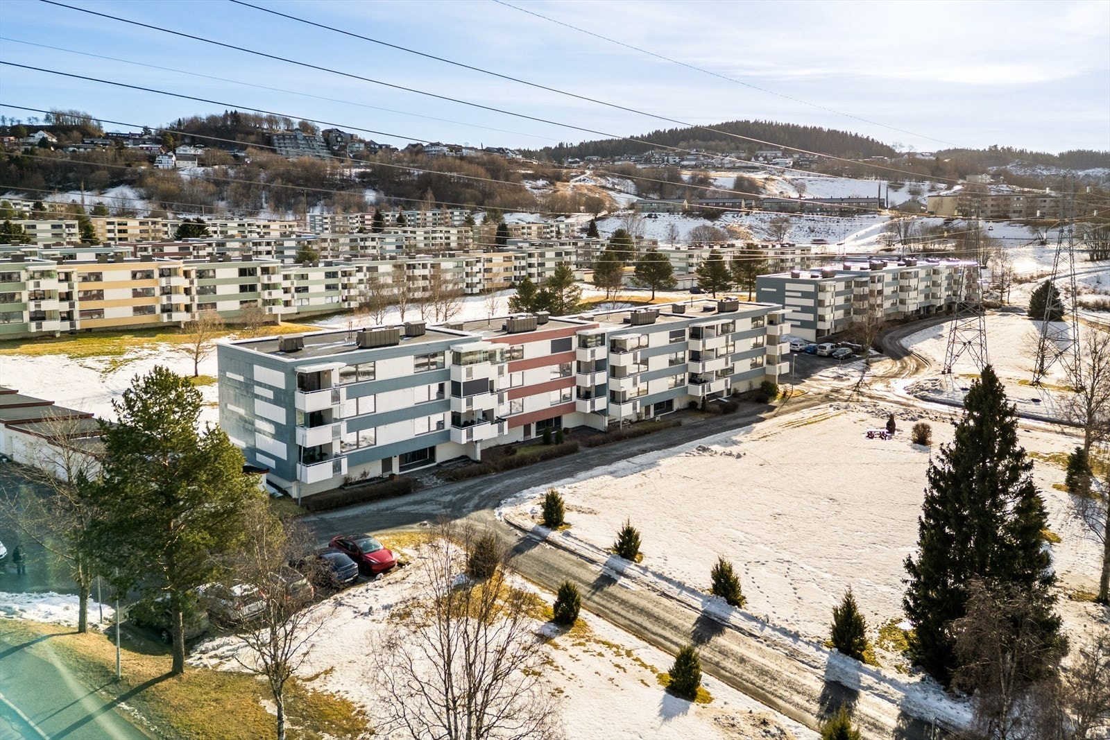 I perioden 2017-2022 gjennomgikk borettslaget en omfattende rehabilitering, inkludert etterisolering av fasade, ny kledning, utskiftning av vinduer og dører m.m. Galleribilde