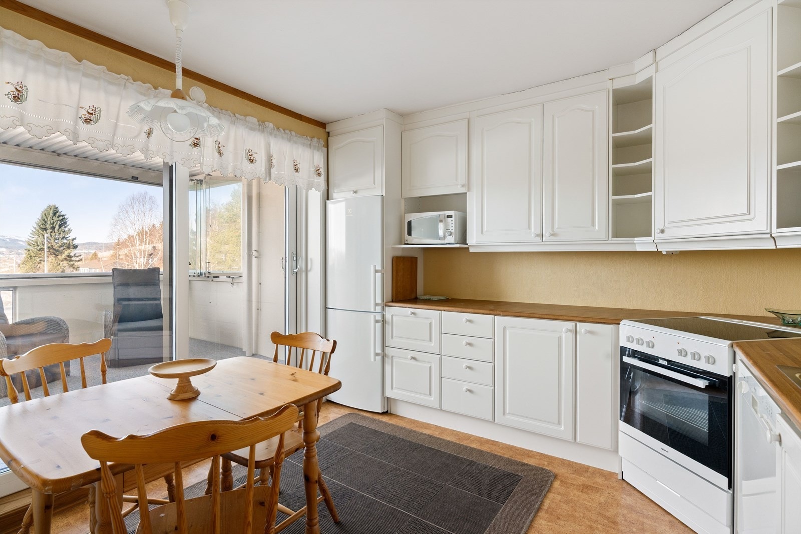 Det er medfølgende hvitevarer i form av komfyr, kombiskap og oppvaskmaskin. Galleribilde