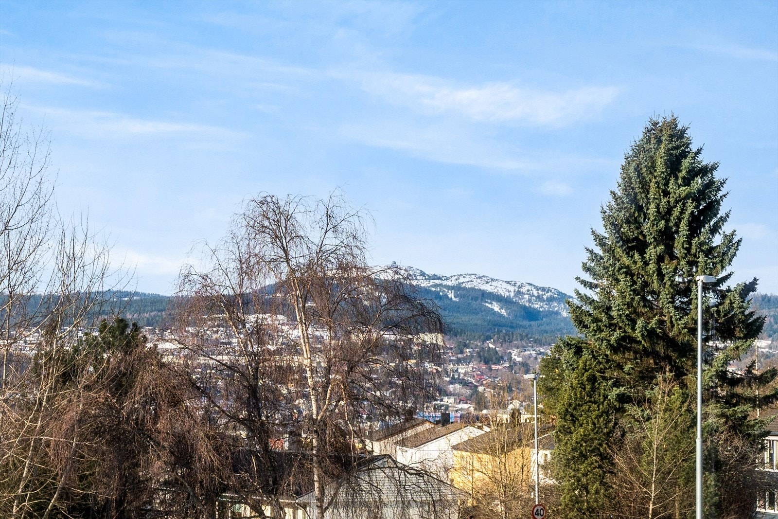 Balkongen vender mot vest og byr på flott utsikt mot Gråkallen og toppene i Bymarka. Galleribilde