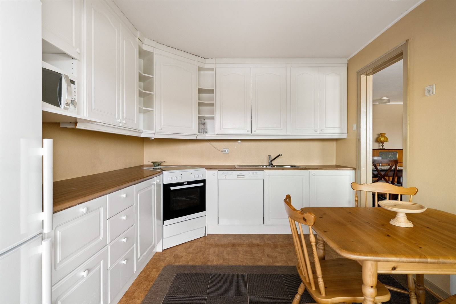 Kjøkkenet har profilerte fronter, godt med lagringsplass og plass til et frokostbord. Galleribilde