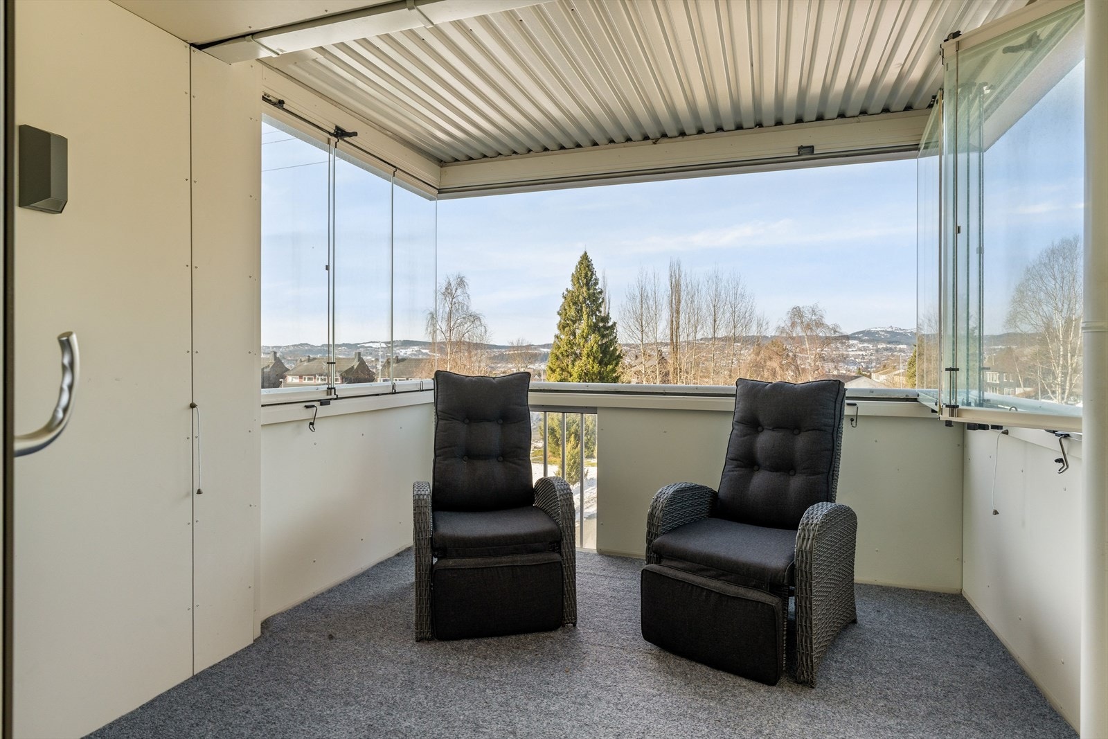 Via skyvedør på kjøkkenet er det adkomst til en innglasset balkong på 9 kvm. Galleribilde