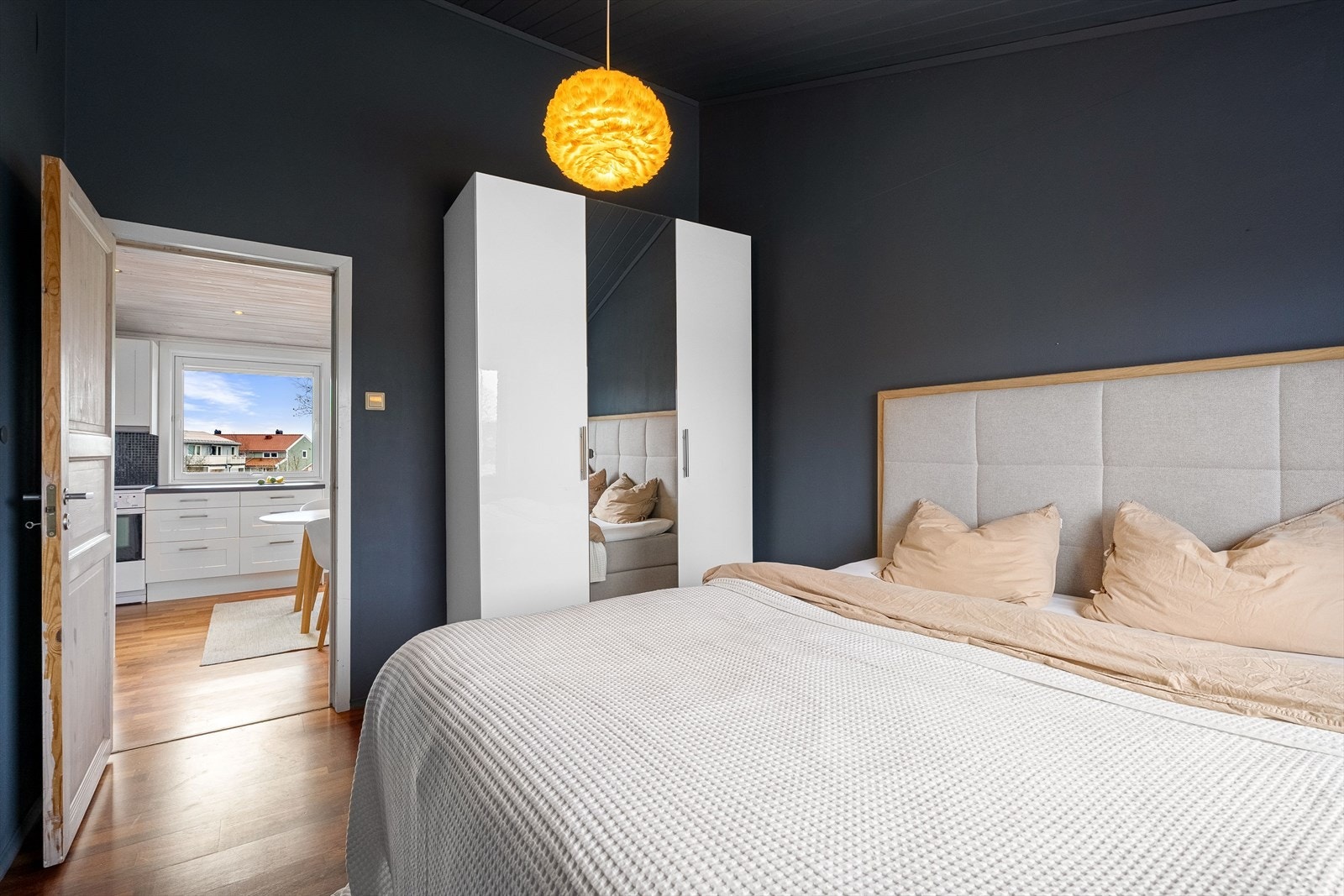 Rommet har plass til dobbeltseng og tilhørende møblering. Galleribilde