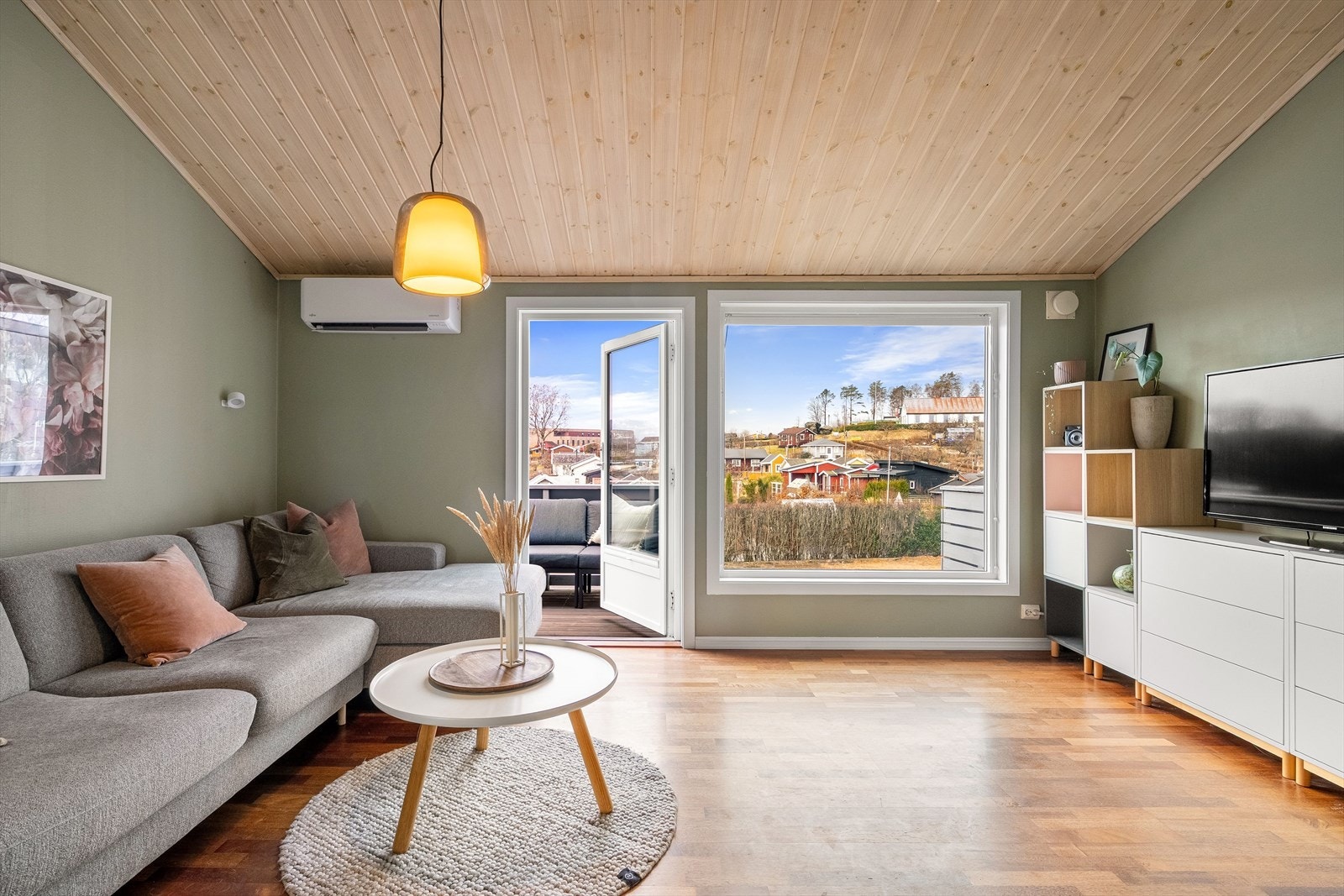 Stuen har videre god plass til møblering av sofagruppe og annet ønsket møblementer. Galleribilde