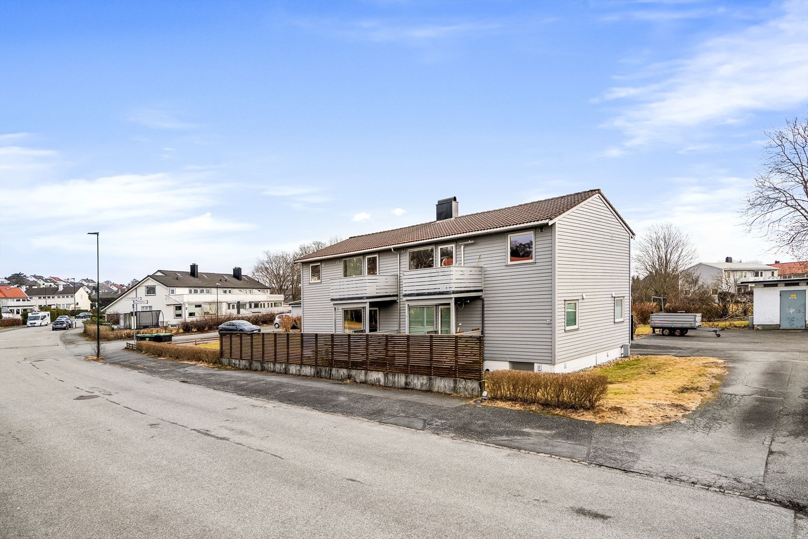 Leiligheten har en attraktiv beliggenhet med kort avstand til flere tur - og rekreasjonsmuligheter. Galleribilde