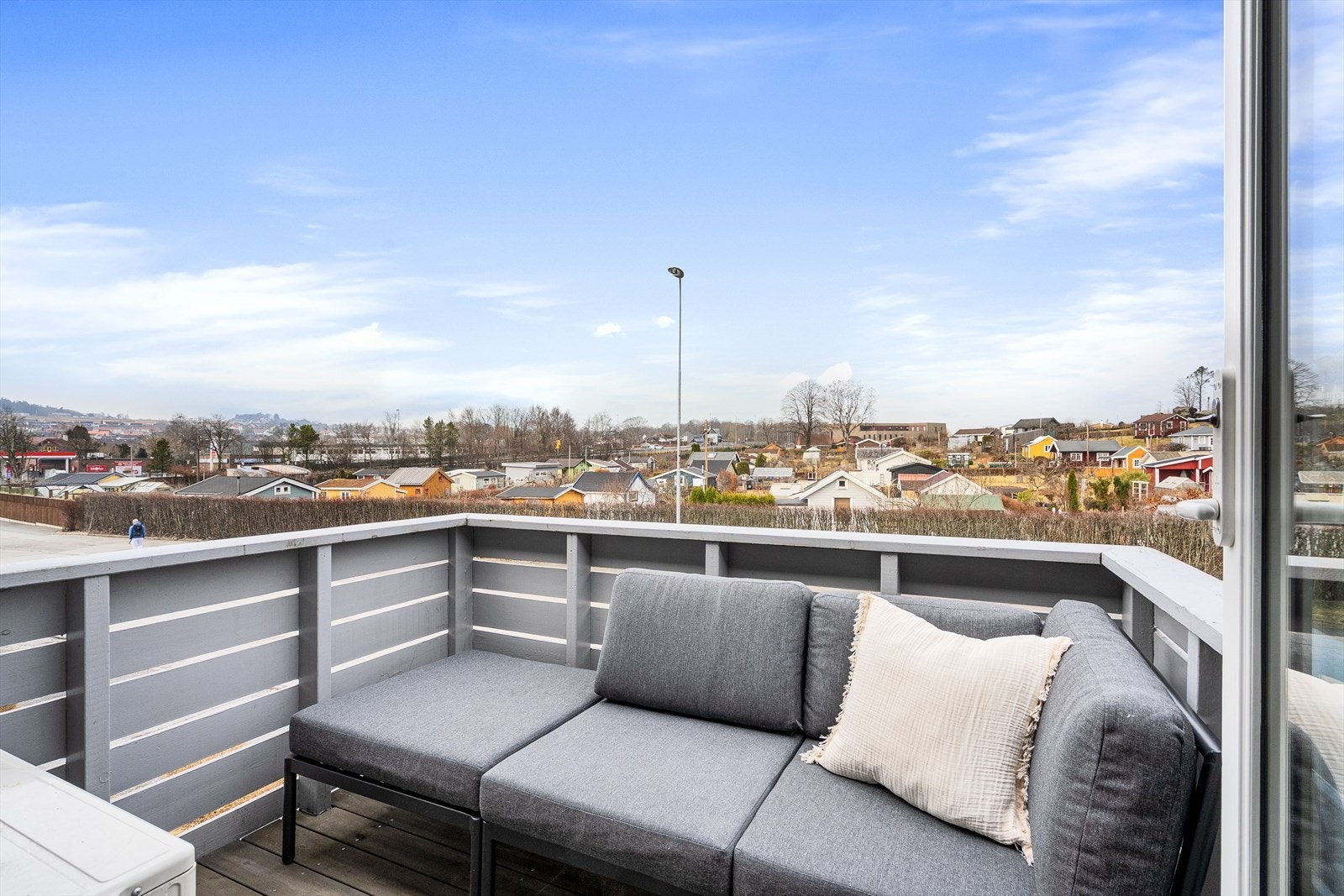 Balkongen er et herlig sted å tilbringe tid i det varme sommerhalvåret, med gode solforhold og luftig atmosfære. Galleribilde