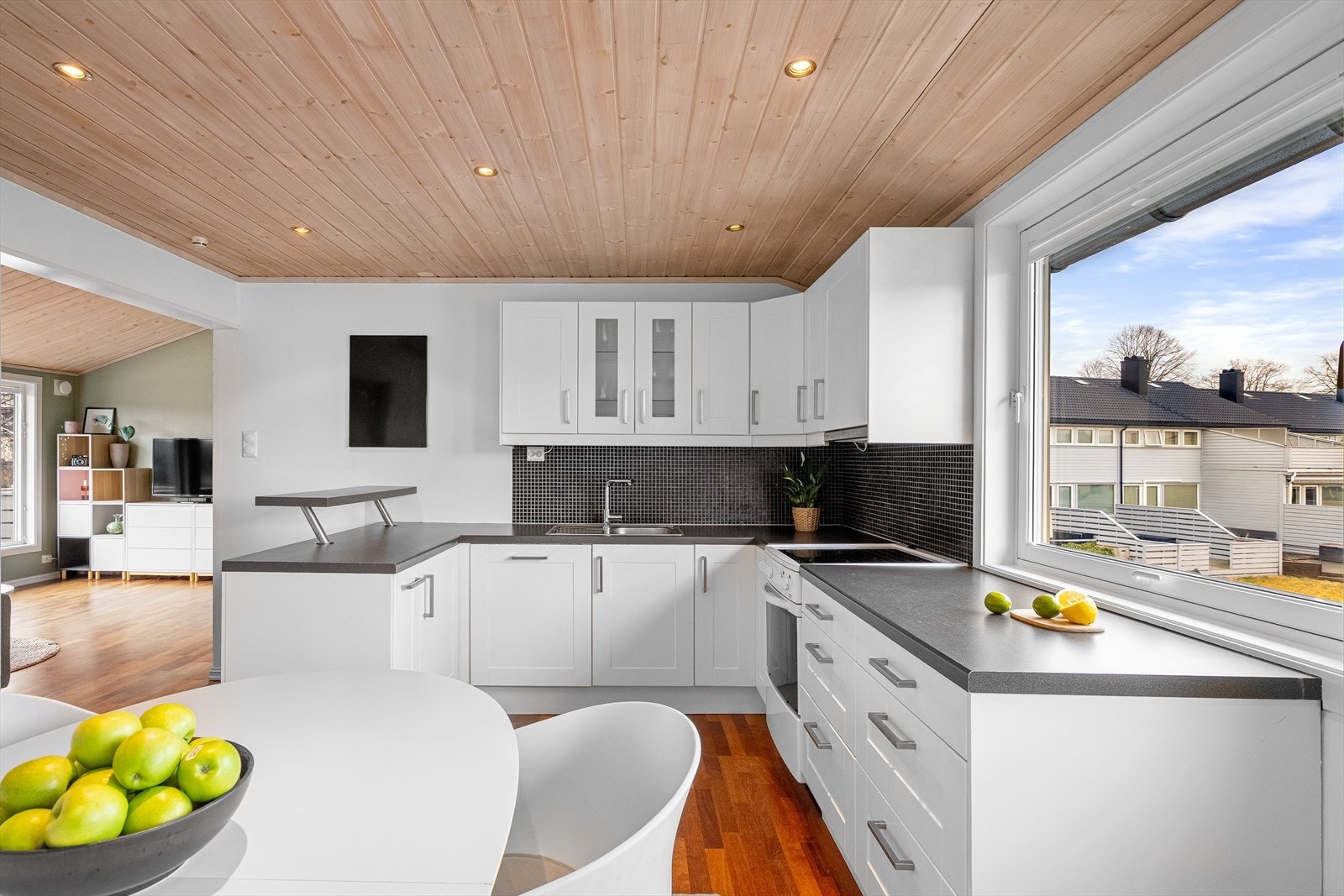 Innredningen har gode arbeidsflater og oppbevaringsmuligheter. Galleribilde