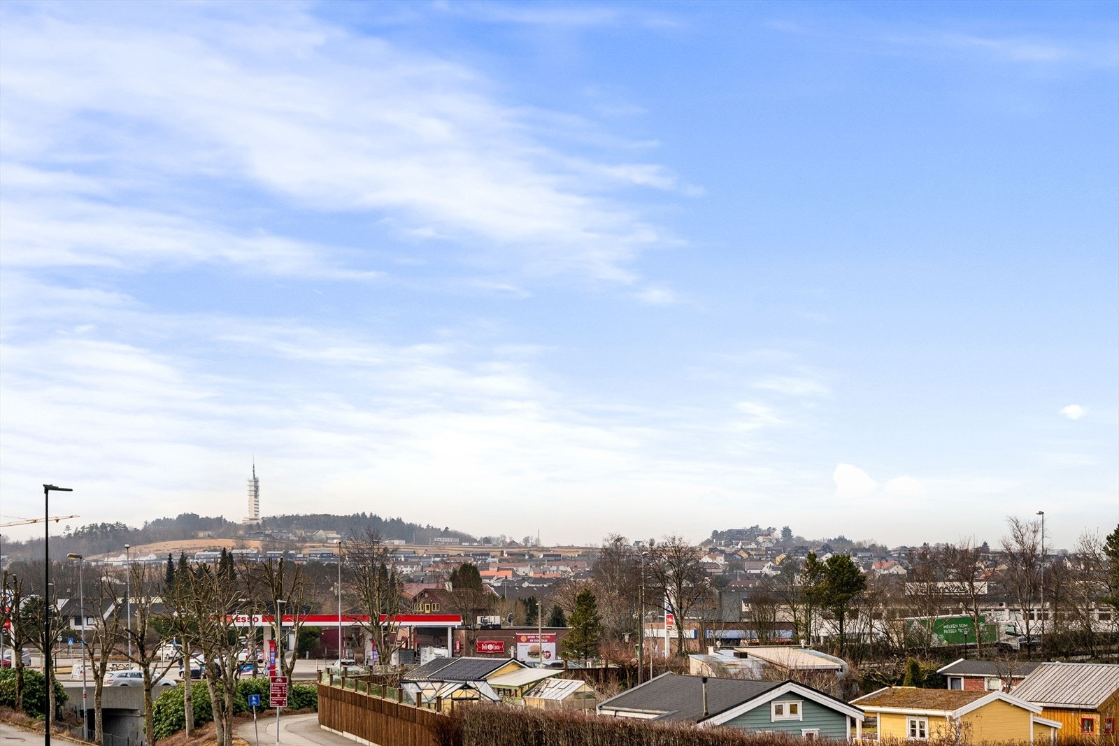 Solrik balkong med utsikt utover Våland kolonihage. Galleribilde