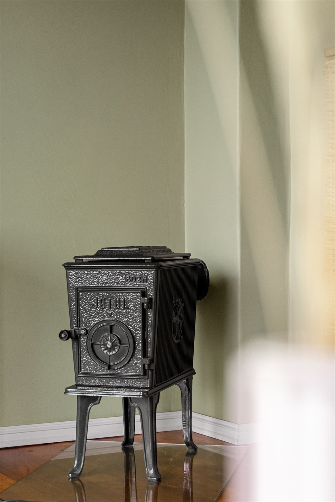 Det er videre installert vedovn som sørger for lun oppvarming på vinterhalvåret, samt varmepumpe fra 2023. Galleribilde