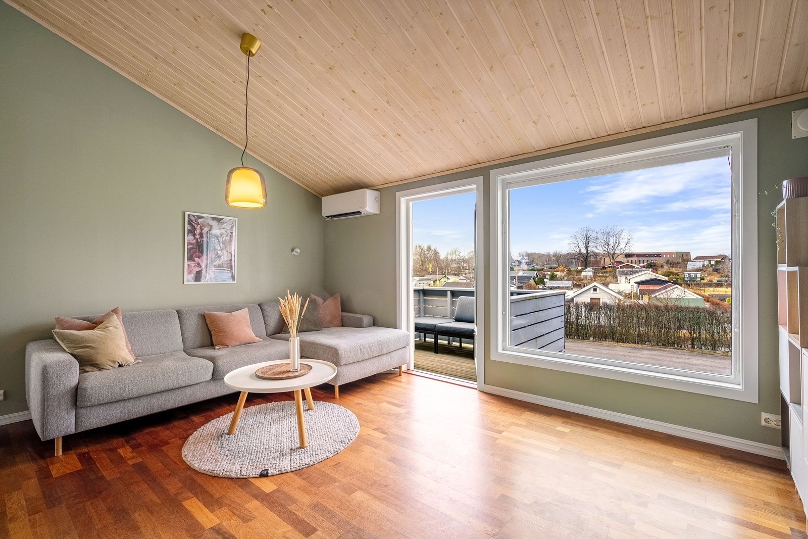 Her får du en lys og luftig sosial sone med stor takhøyde. Galleribilde