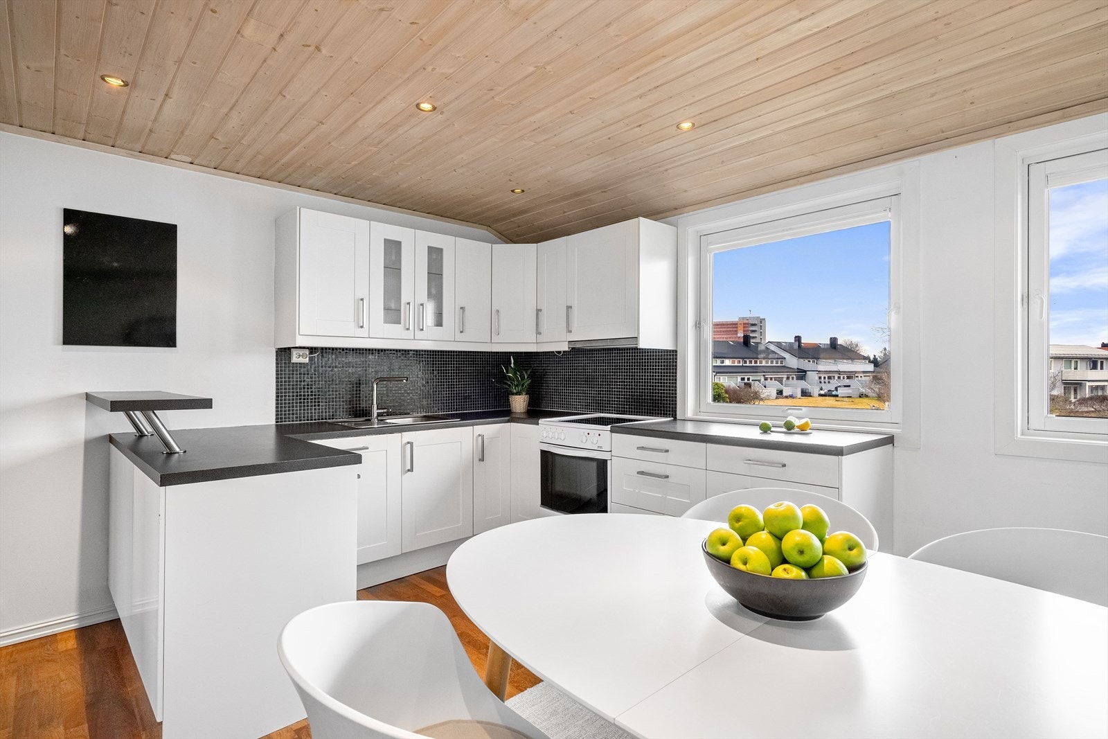 Kjøkkenet er fra 2008 og er levert i hvit utførelse. Galleribilde