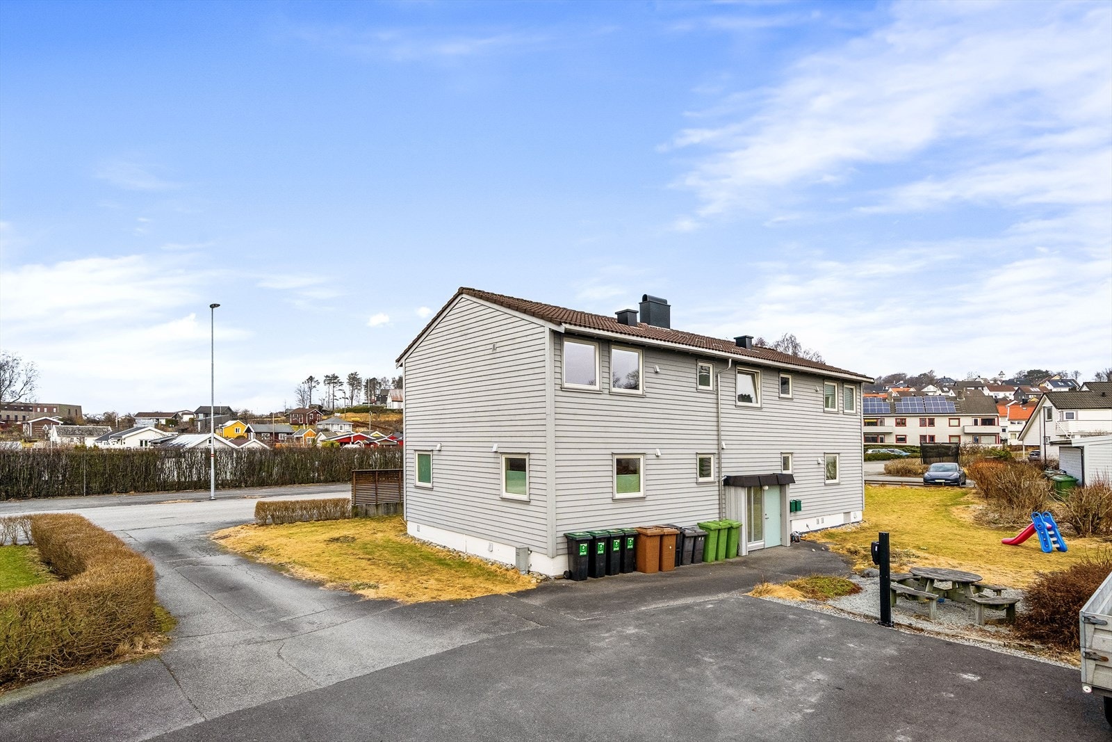 Leiligheten har biloppstillingsplass på felles tomt. Muligheter for installasjon for el-bil lader. Galleribilde