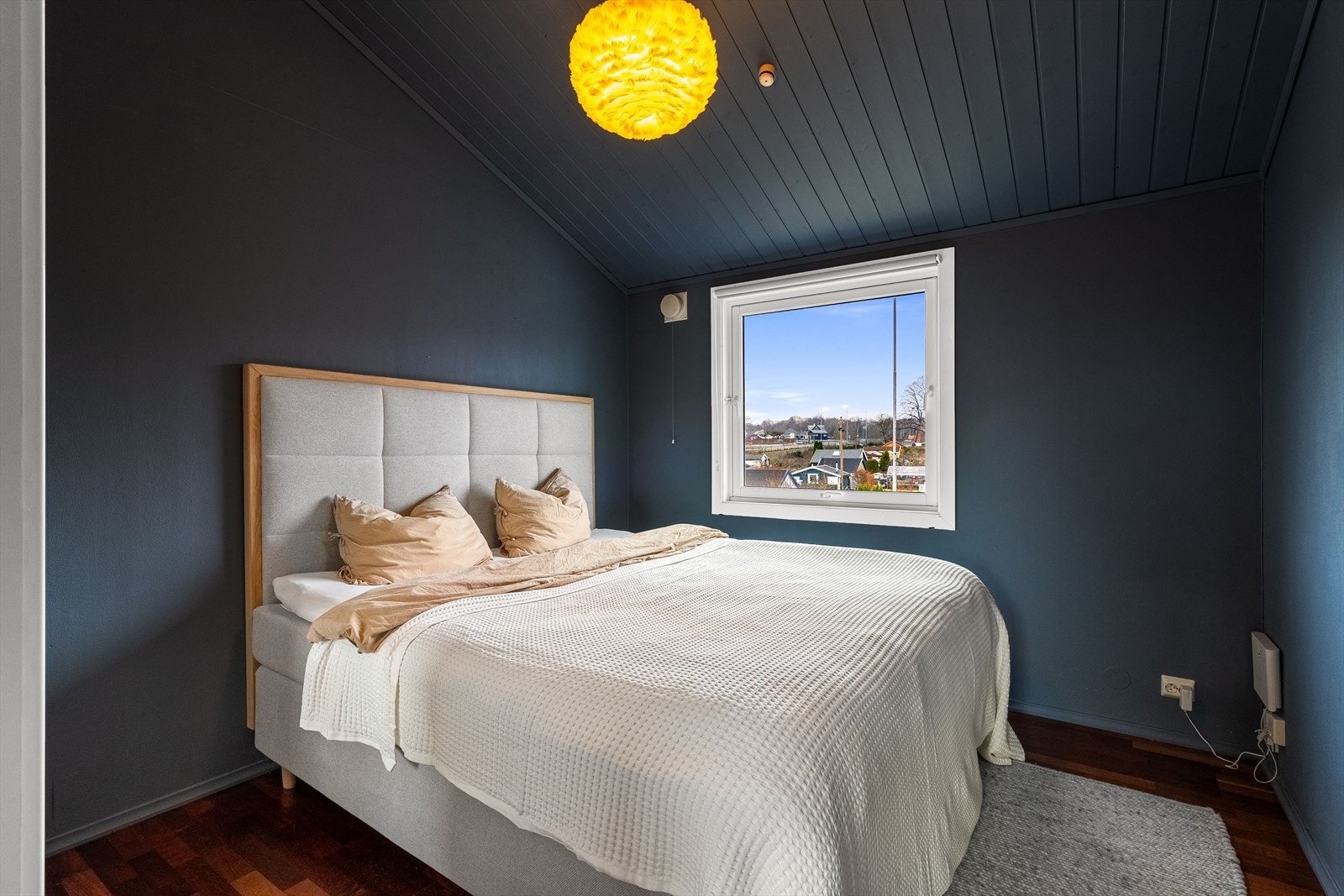 Soverommet har parkett på gulv samt malte vegger og himling, og fremstår som et rolig og behagelig rom. Galleribilde