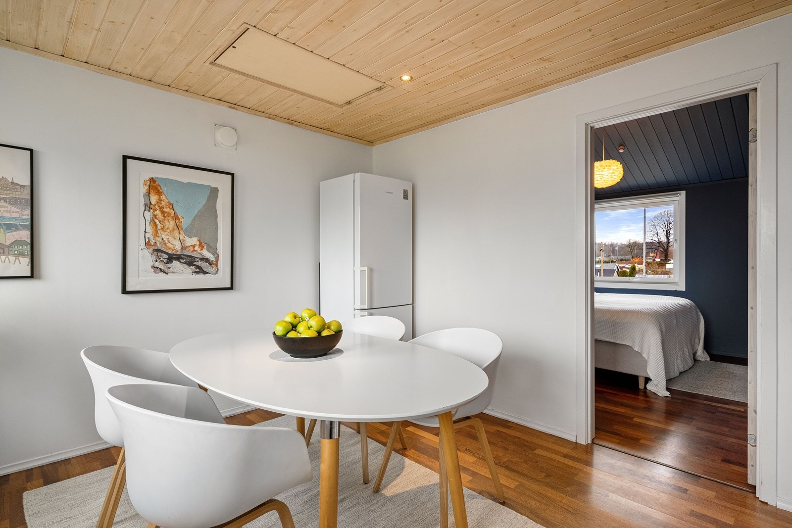 Spisebordet finner sin naturlig plass i forlengelsen av kjøkkenet. Galleribilde