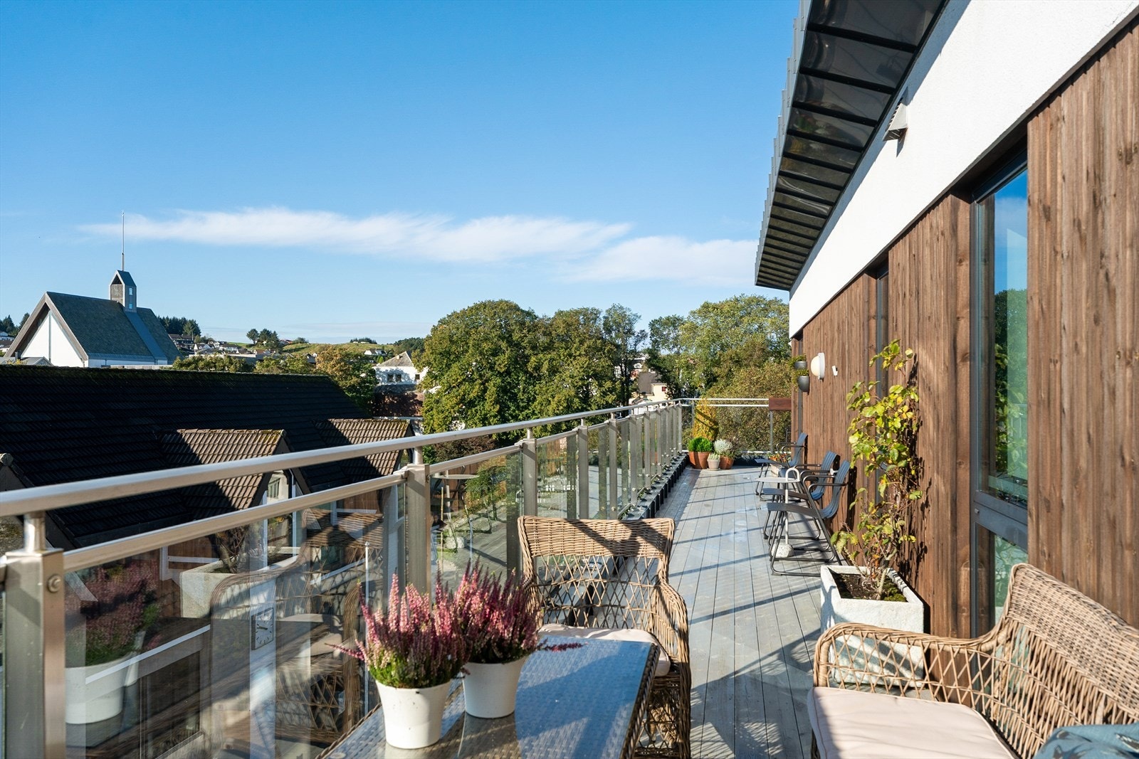 Her ligger alt til rette for å kunne nyte fine og varme dager sammen med venner og familie (bilde fra sept 2025) Galleribilde