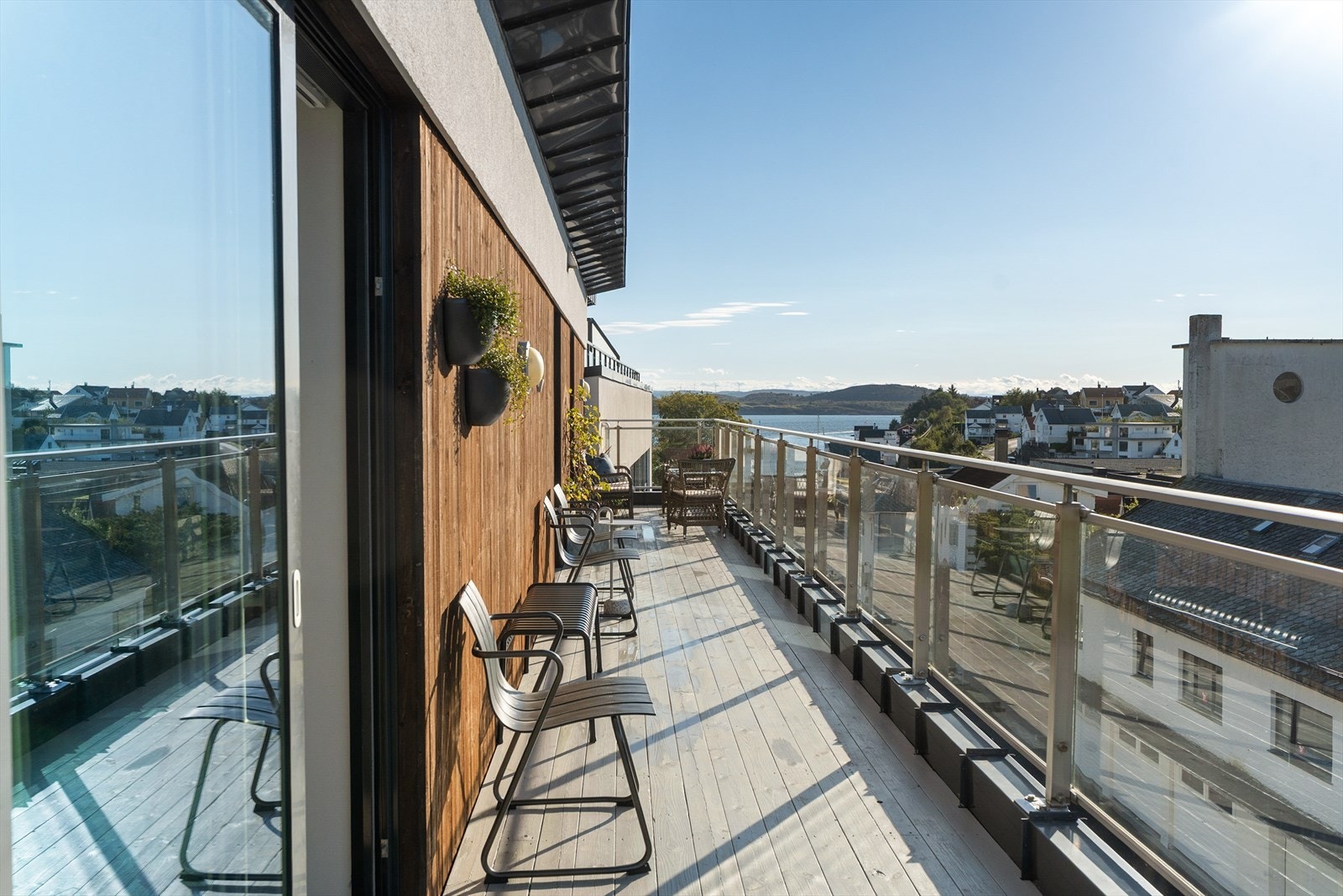 Leiligheten har store, solrike og usjenerte terrasser mot sør og vest - mot sør kan du nyte flott utsikt mot sjøen! (bilde sept 2025) Galleribilde