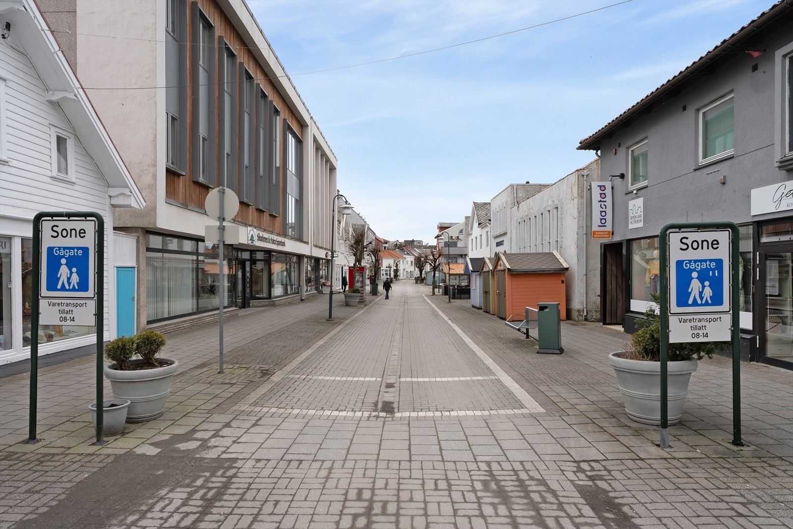 Leiligheten har umiddelbar nærhet til restauranter, Joker-butikk med søndagsåpent, frisører, bank og flere butikker Galleribilde