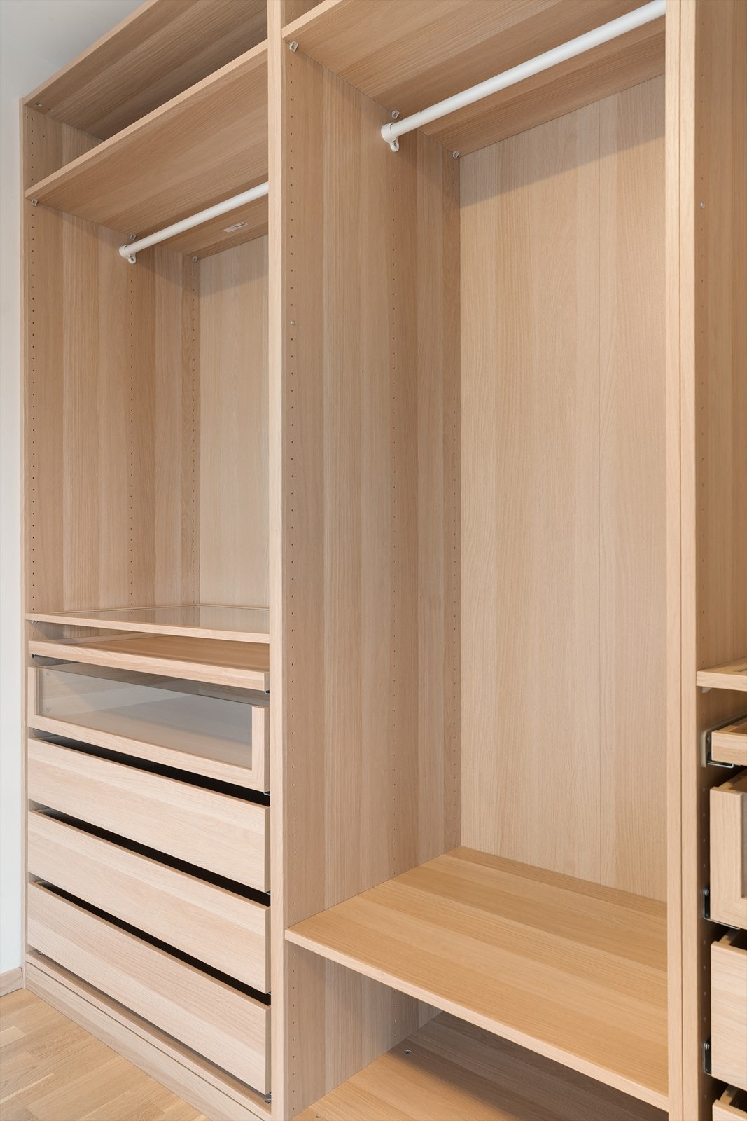 Praktisk garderobeløsning gir god oppbevaringsplass Galleribilde