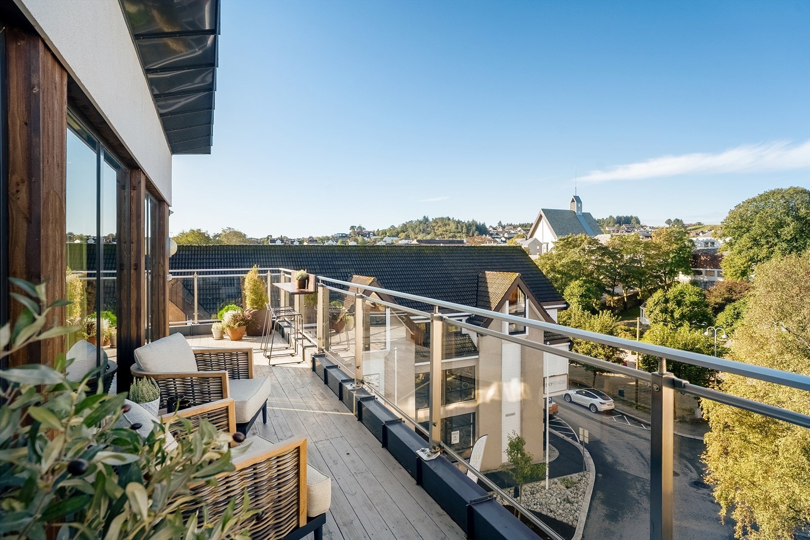 Mot vest har du flott utsikt mot parken (bilde sept 2025) Galleribilde