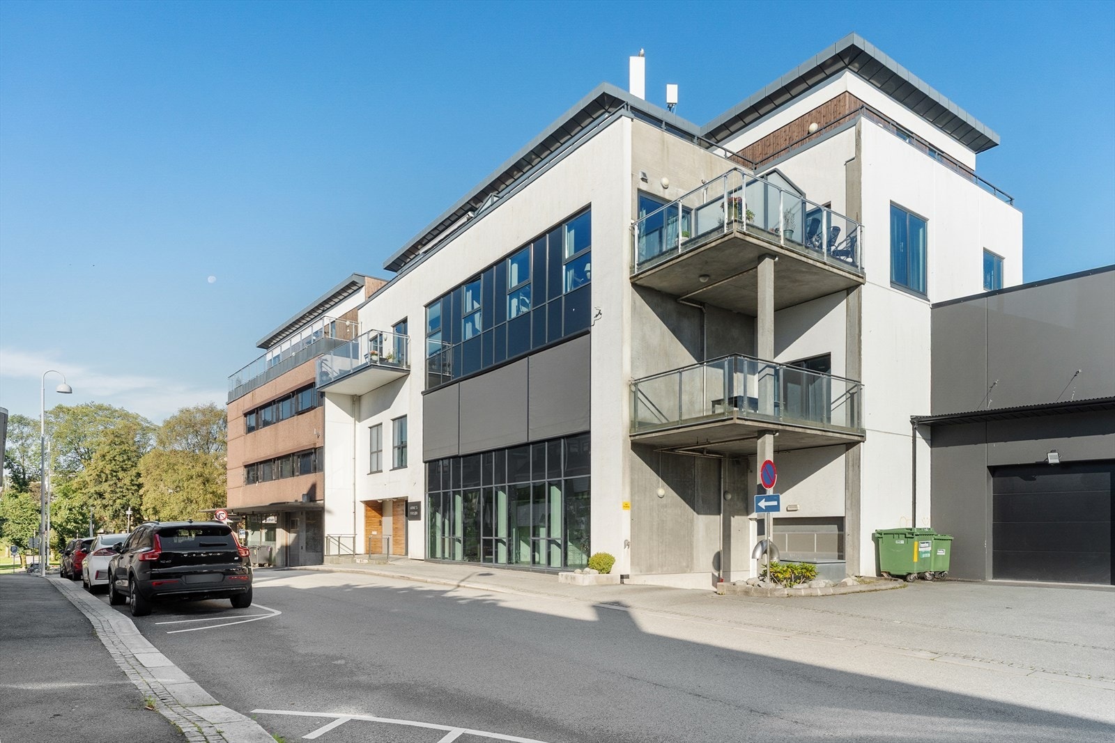 Leiligheten har enkel adkomst via heis og passer ypperlig for alle aldersgrupper (bilde sept 2025) Galleribilde